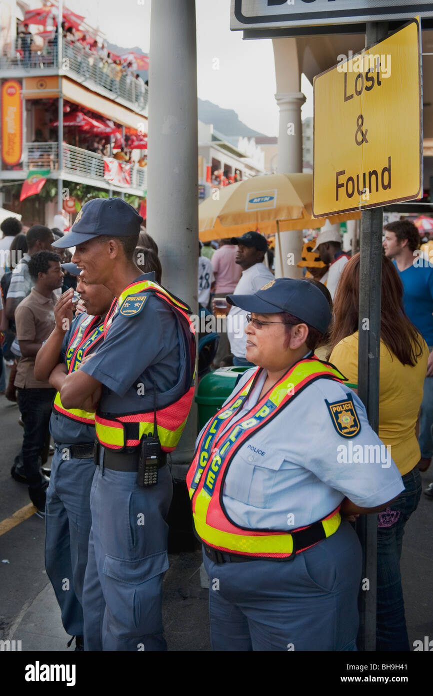 Gli ufficiali di polizia a guardia della FIFA Fan miglio a Città del Capo in Sud Africa Foto Stock