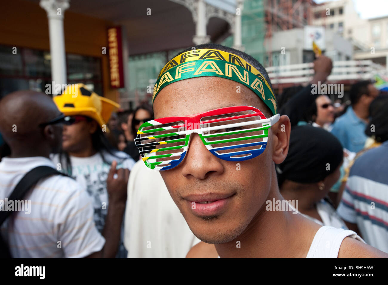 Appassionato di calcio con il Sud Africa occhiali bandiera FIFA ventilatore miglia in Città del Capo Sud Africa Foto Stock