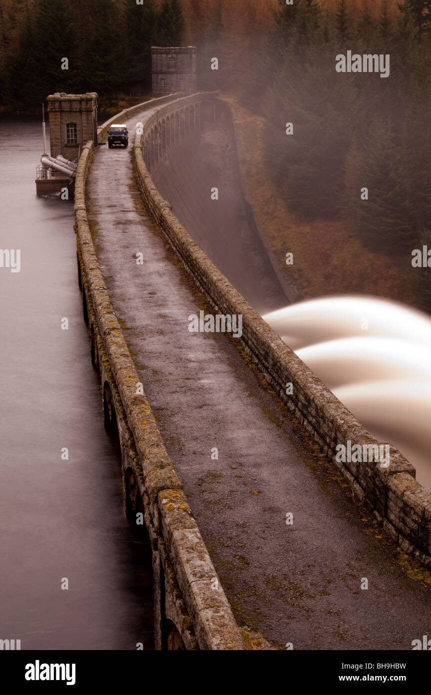 Loch Laggan dietro il Laggan Dam Foto Stock