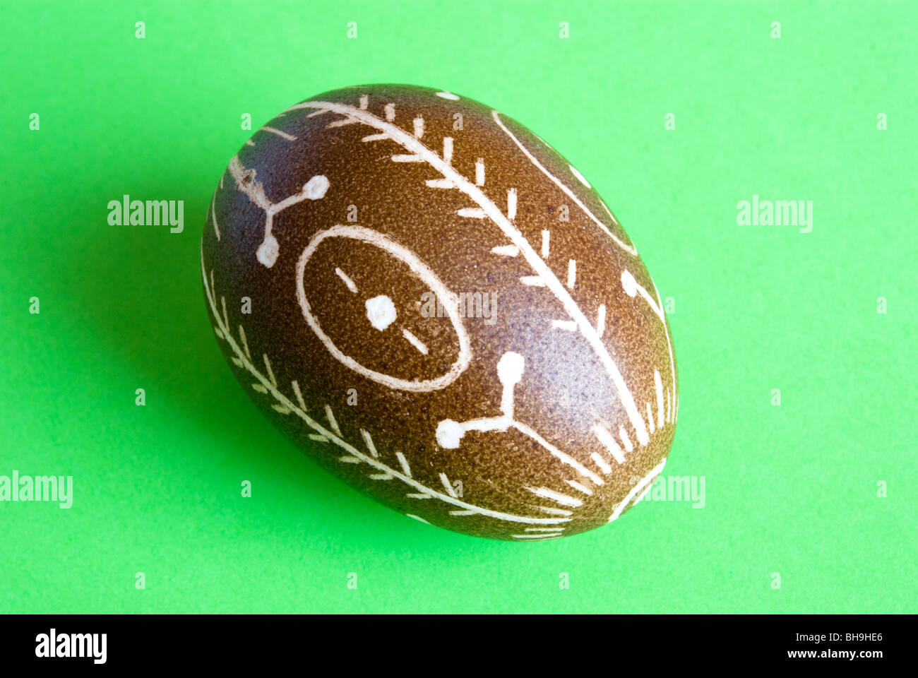 Fatte a mano uovo di pasqua craft disposti su uno sfondo verde Foto Stock