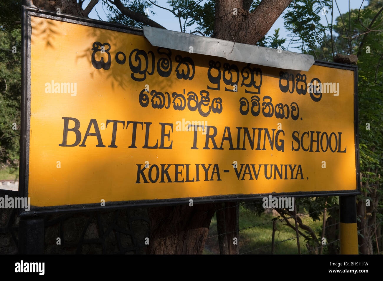 Esercito la formazione di battaglia, Vavuniya Sri Lanka, la zona di conflitto nel Nord a boarder a LTTE controllata zona prima della guerra. Foto Stock