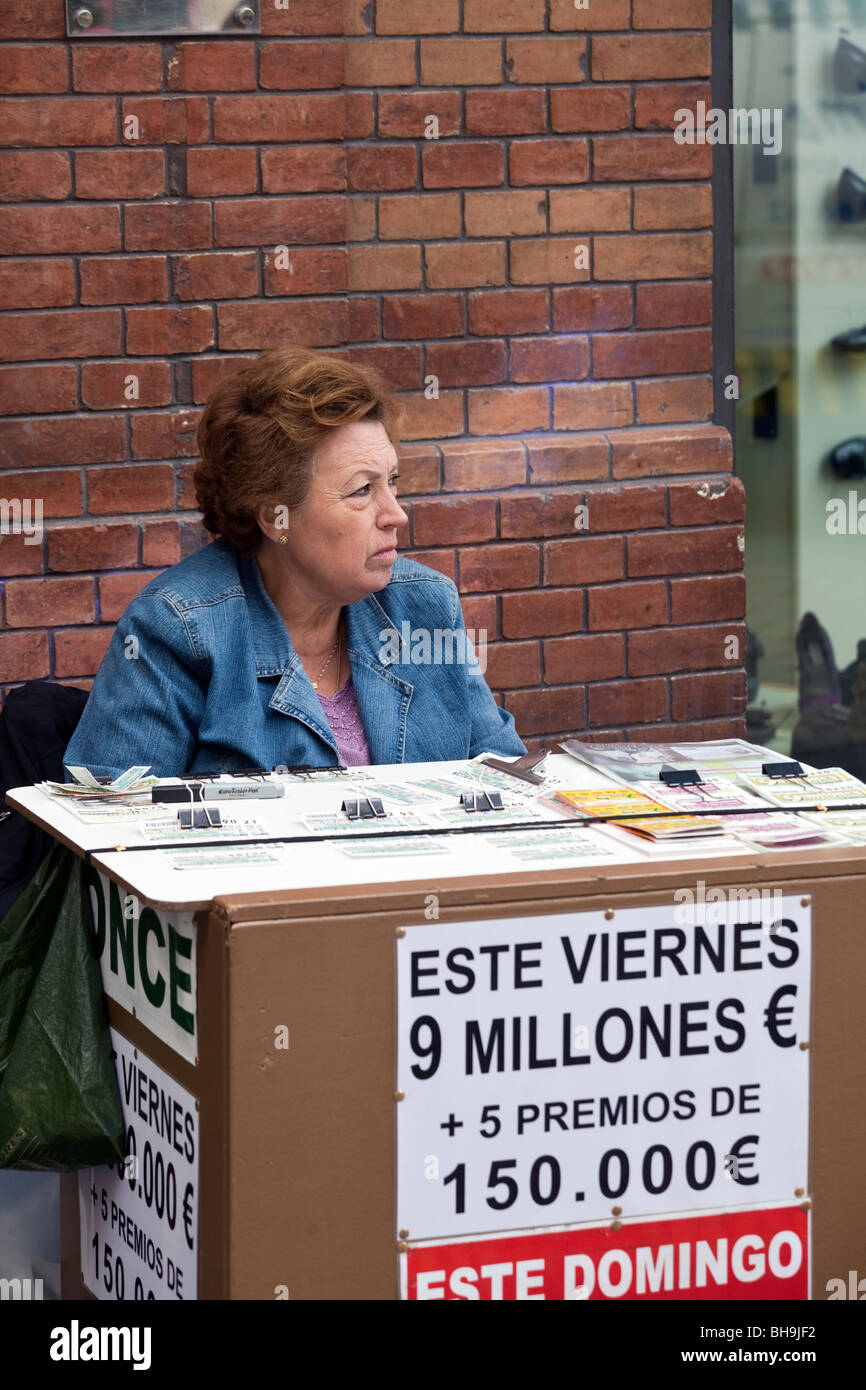Donna vendita di biglietti della lotteria a street booth, Siviglia, in Andalusia, Spagna Foto Stock
