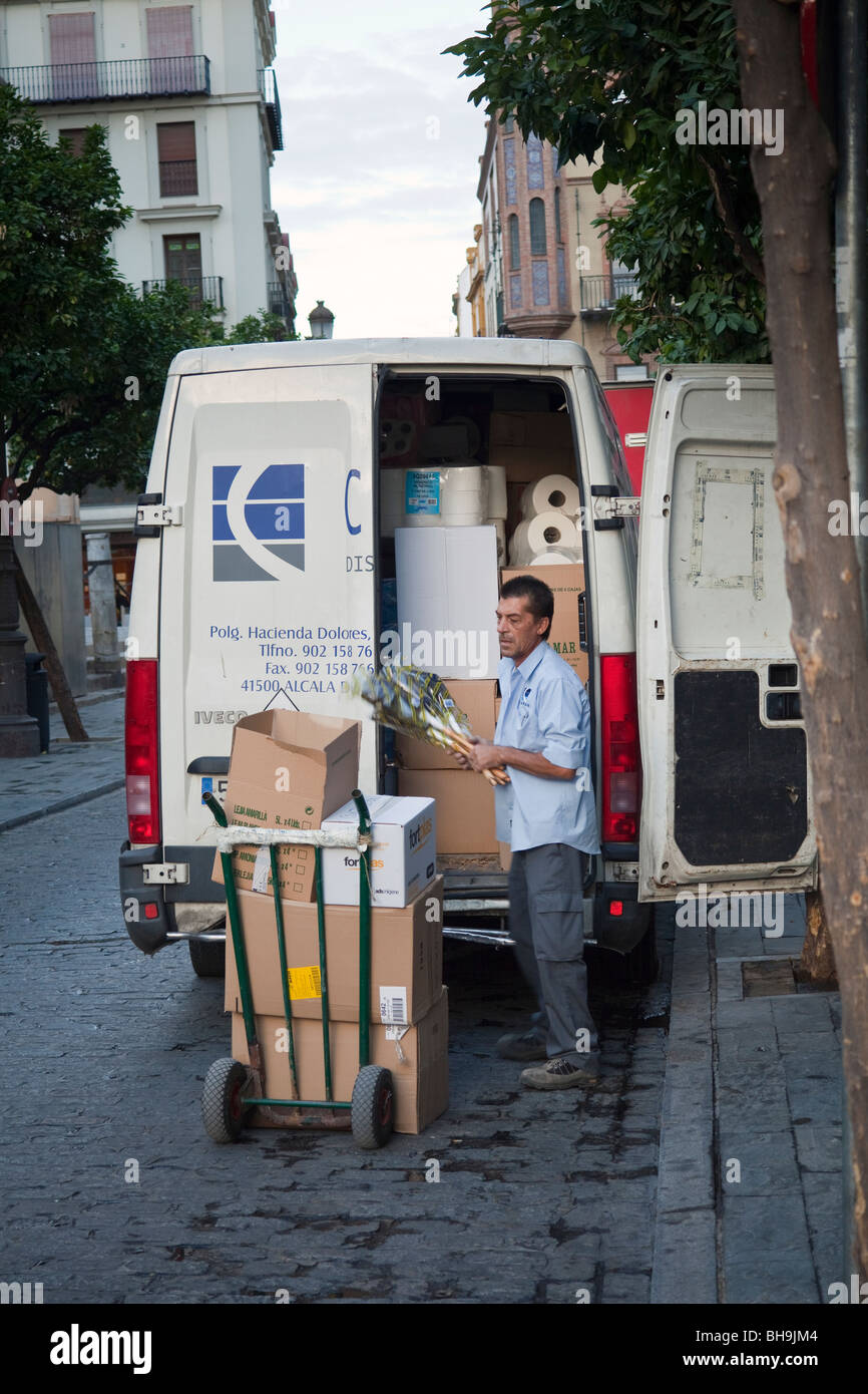 Uomo di consegna di fiori, centro di Siviglia, in Andalusia, Spagna Foto Stock