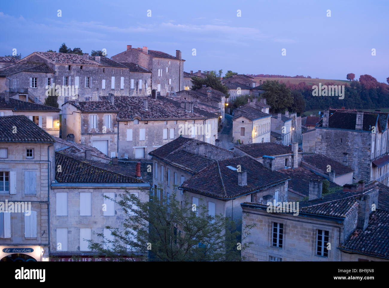 La città di St Émilion, Gironde, Nouvelle-Aquitaine,, Francia illuminata al crepuscolo Foto Stock