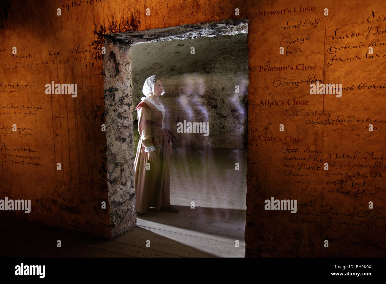 Il fantasma della figura di donna visto in una porta del Real Mary King's Close attrazione turistica, Edimburgo Foto Stock