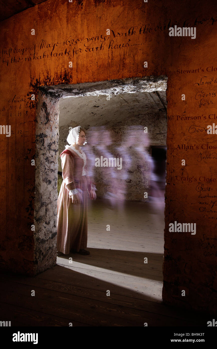 Il fantasma della figura di donna visto in una porta del Real Mary King's Close attrazione turistica, Edimburgo Foto Stock