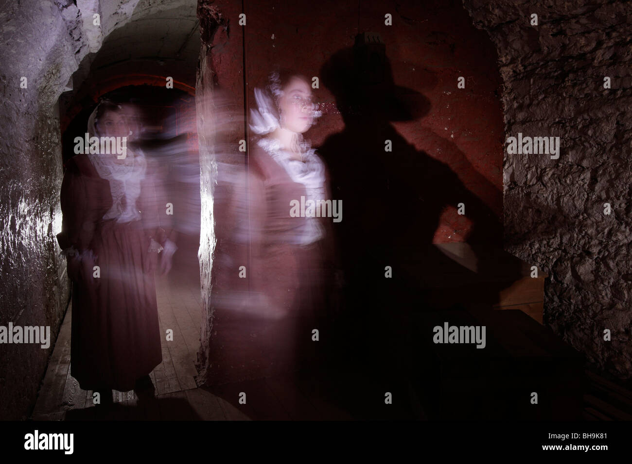 Il fantasma della figura di una ragazza camminare attraverso una porta nel Real Mary King's Close attrazione turistica, Edimburgo Foto Stock