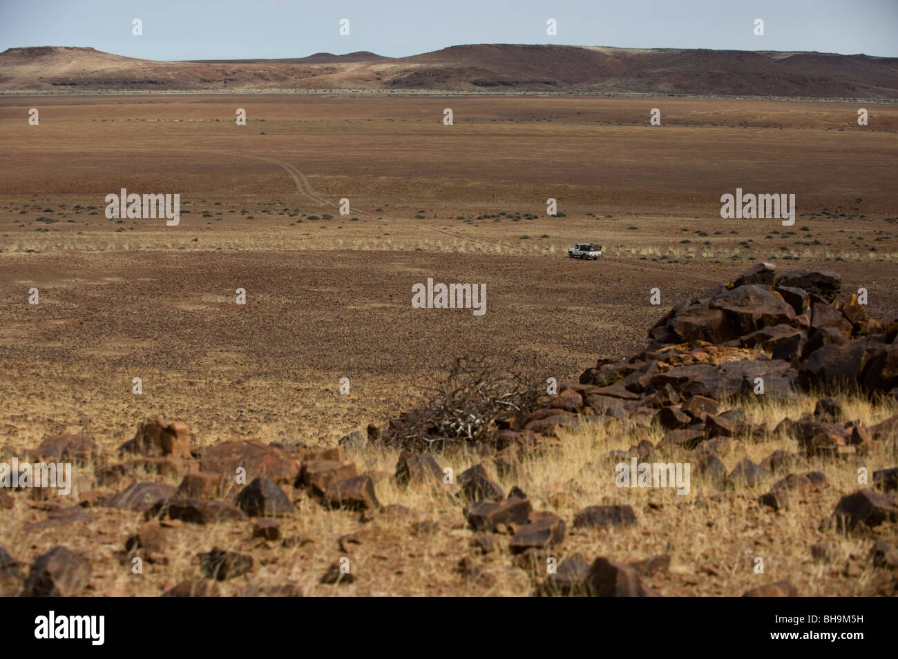 Vista di .northern Palmwag concessione, Nambia, con Land Rover in middleground. Foto Stock