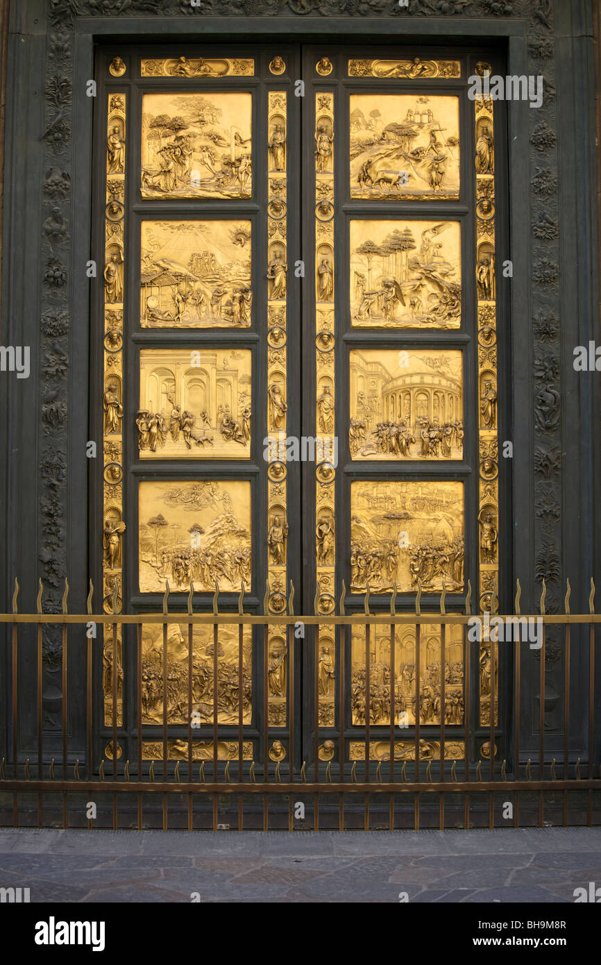 Le porte di bronzo (cancelli del paradiso) del Battistero di San Giovanni ( Battistero di Firenze), Italia Foto stock - Alamy