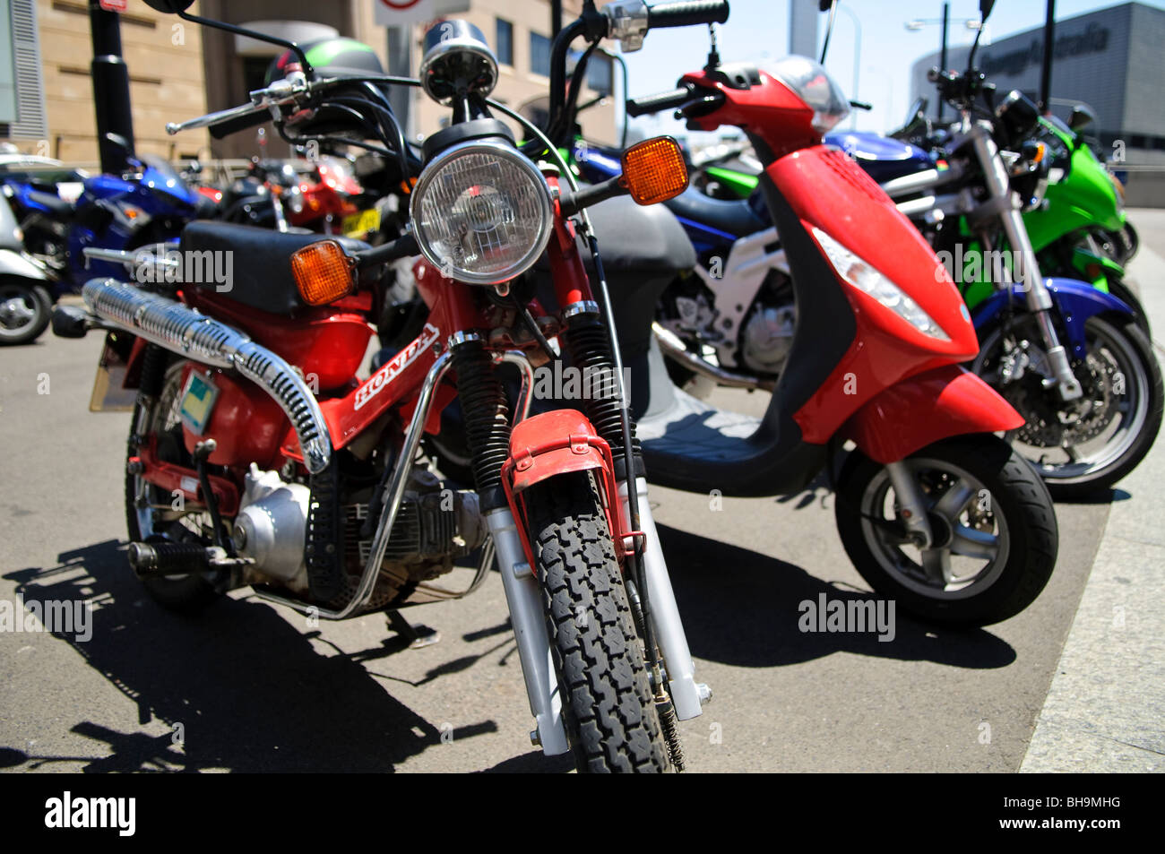 SYDNEY, Australia - Sydney, Australia - Righe di moto parcheggiate sulla strada nel centro di Sydney Foto Stock