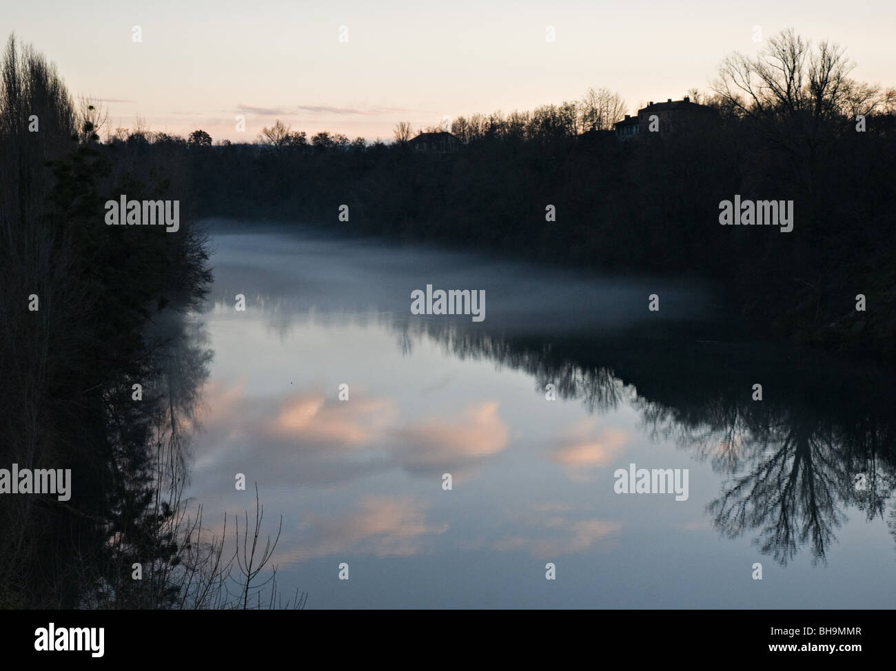 Tramonto nebbia a fiume Tarn Foto Stock