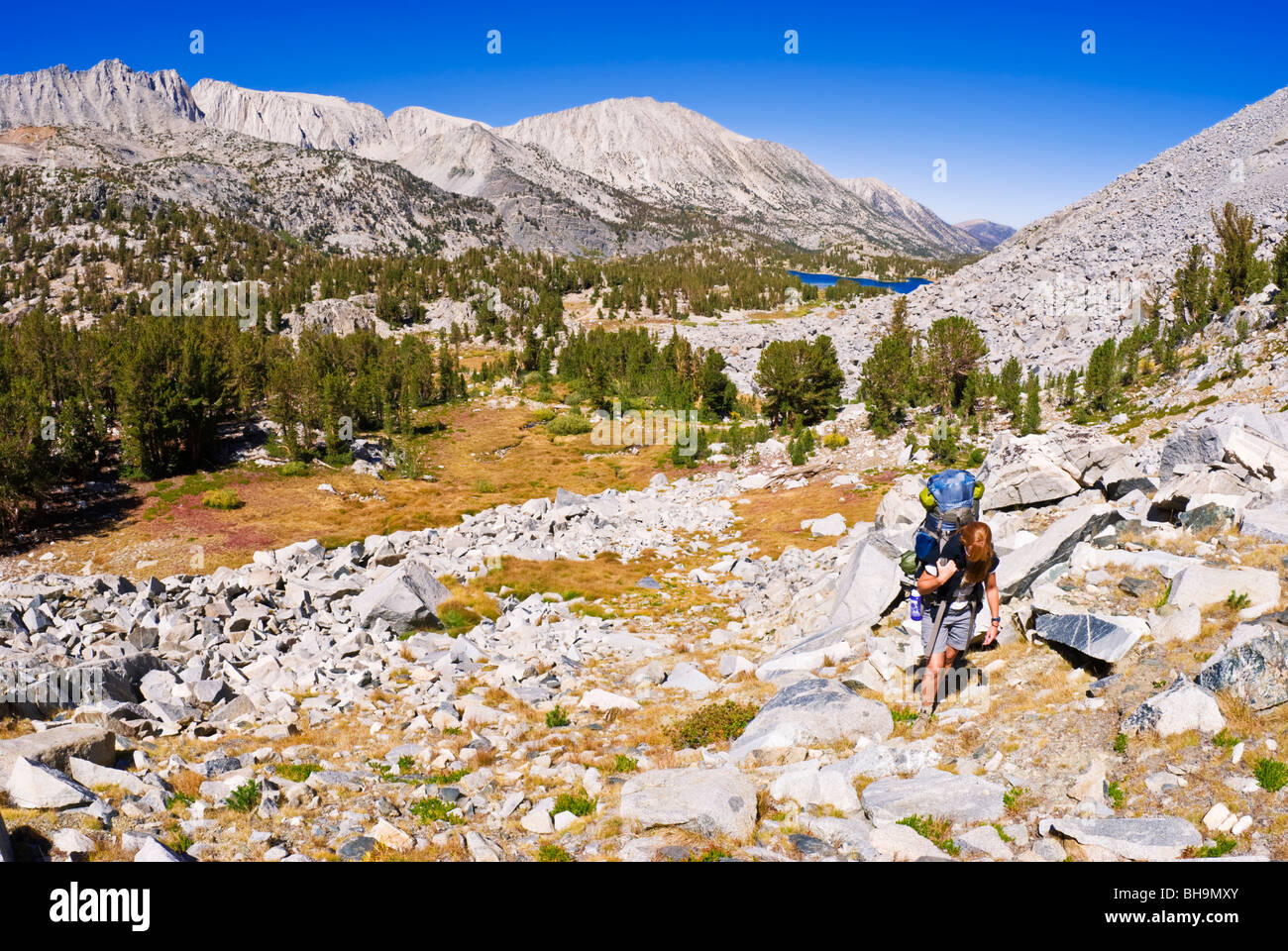 Backpacker nella piccola Valle dei Laghi, John Muir Wilderness, Sierra Nevada, in California Foto Stock