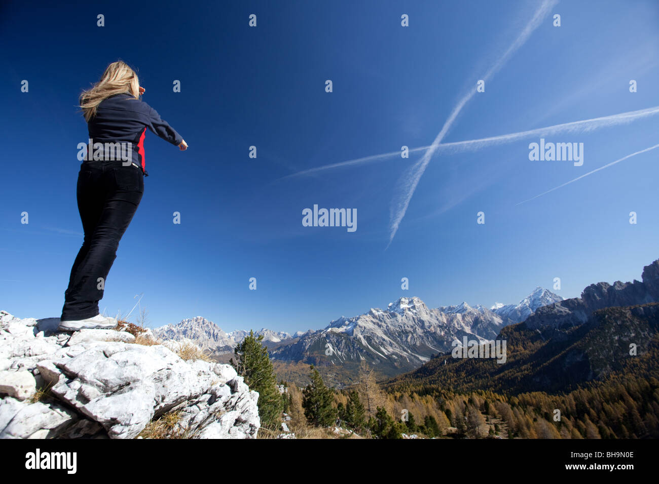 Una ragazza puntando al Marmarole montagne a Cortina d'Ampezzo Valley Foto Stock