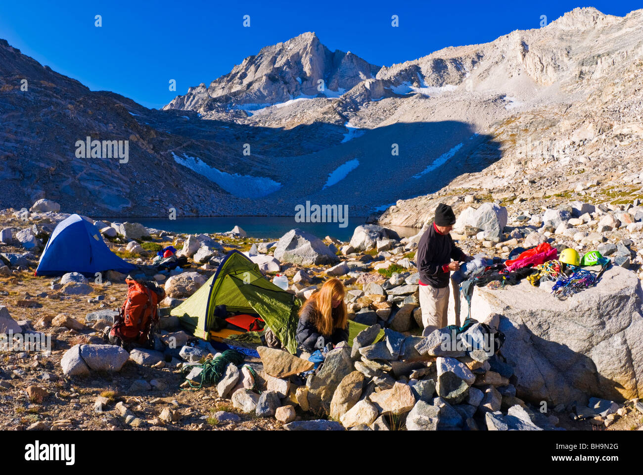 Gli alpinisti di camp a Dade Lago sotto il Bear Creek guglia, John Muir Wilderness, Sierra Nevada, in California Foto Stock