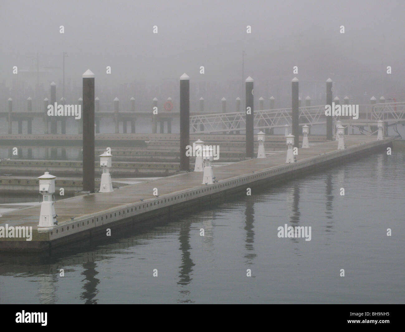Dock nella nebbia a Northport Long Island NY Foto Stock