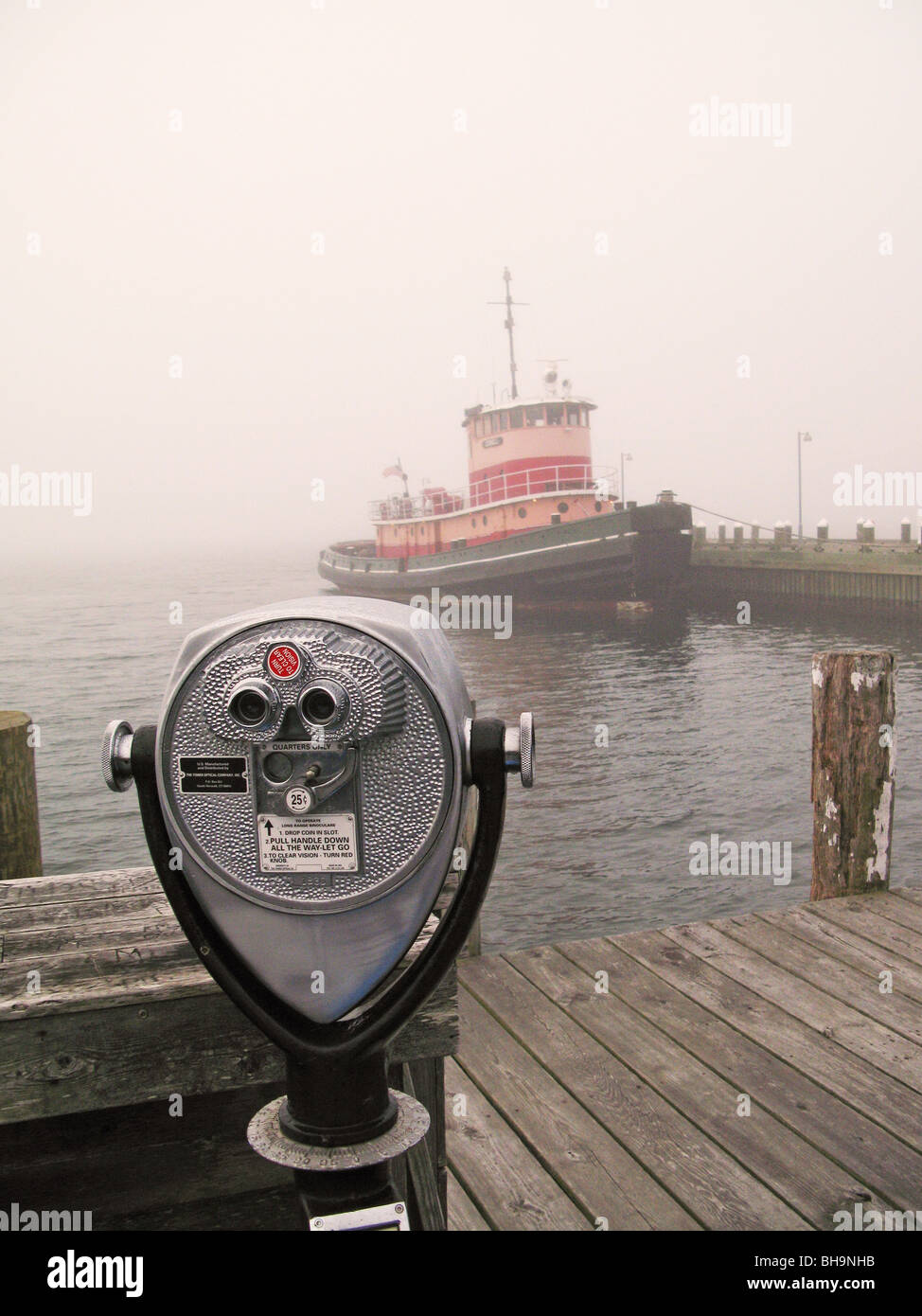 Rimorchiatore nella nebbia a Northport Long Island NY Foto Stock
