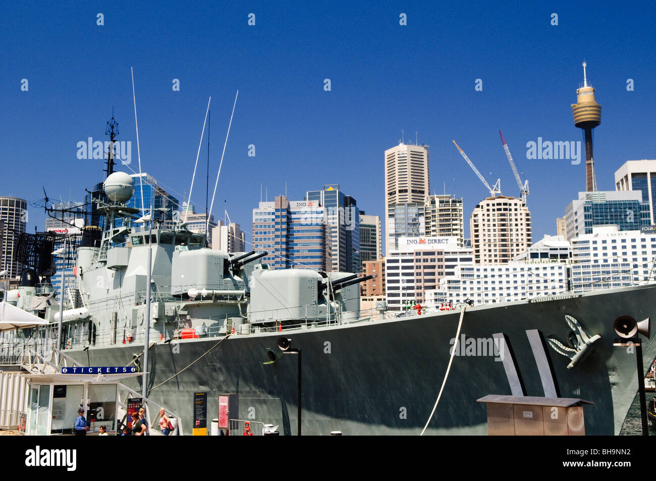 HMAS Vampire Australian National Maritime Museum Sydney // SYDNEY, Australia — il cacciatorpediniere decommissionato HMAS Vampire (D11) è permanentemente ancorato all'Australian National Maritime Museum nel Darling Harbour. Varata nel 1956 e dismessa nel 1986, la nave fu l'ultimo cacciatorpediniere operativo della classe audace della Royal Australian Navy. La nave da guerra di 118 metri è ora un museo galleggiante, che consente ai visitatori di esplorare i ponti, il ponte e gli alloggi. L'HMAS Vampire è una delle attrazioni più popolari del museo e rappresenta un pezzo importante del patrimonio navale australiano. Foto Stock