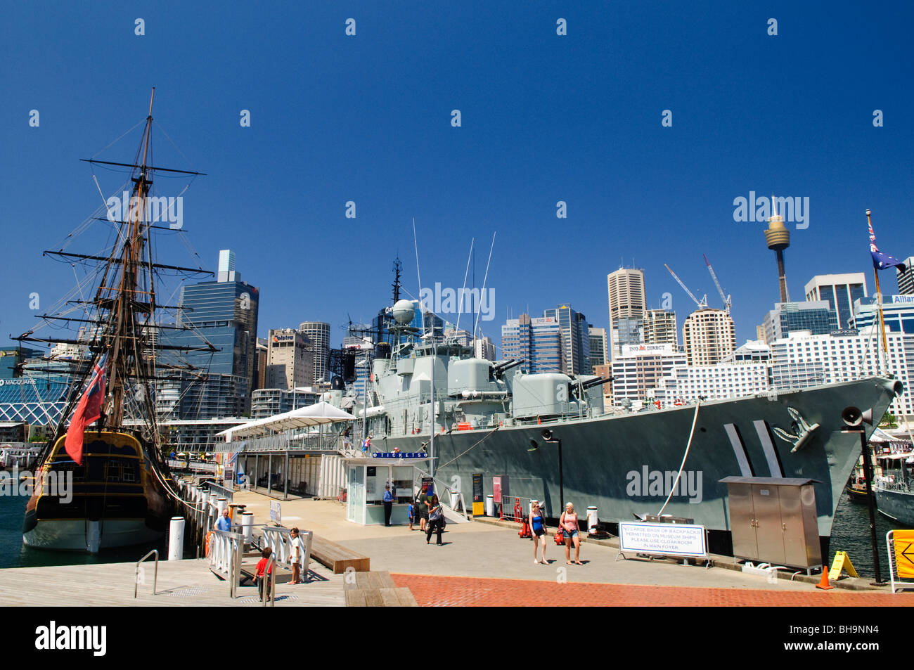 HMAS Vampire Australian National Maritime Museum Sydney Australia // SYDNEY, Australia — il cacciatorpediniere decommissionato HMAS Vampire (D11) è permanentemente ancorato all'Australian National Maritime Museum di Darling Harbour. Varata nel 1956 e dismessa nel 1986, la nave fu l'ultimo cacciatorpediniere operativo della classe audace della Royal Australian Navy. La nave da guerra di 118 metri è ora un museo galleggiante, che consente ai visitatori di esplorare i ponti, il ponte e gli alloggi. L'HMAS Vampire è una delle attrazioni più popolari del museo e rappresenta un pezzo importante della marina australiana Foto Stock