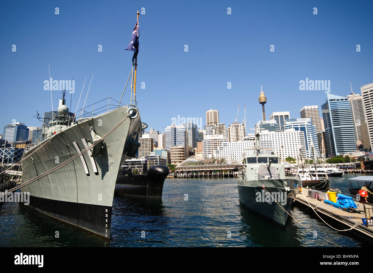 HMAS Vampire Australian National Maritime Museum Sydney | SYDNEY, Australia - il cacciatorpediniere decommissionato HMAS Vampire si trova ormeggiato presso l'Australian National Maritime Museum di Darling Harbour, lo skyline della città e la Sydney Tower che si innalza dietro di lei. Costruita presso il cantiere di Cockatoo Island e messa in servizio nel 1959, la nave della classe audace fu l'ultimo cacciatorpediniere della Royal Australian Navy, fumando circa 808.000 miglia nautiche prima di ripagarsi nel 1986. Foto Stock