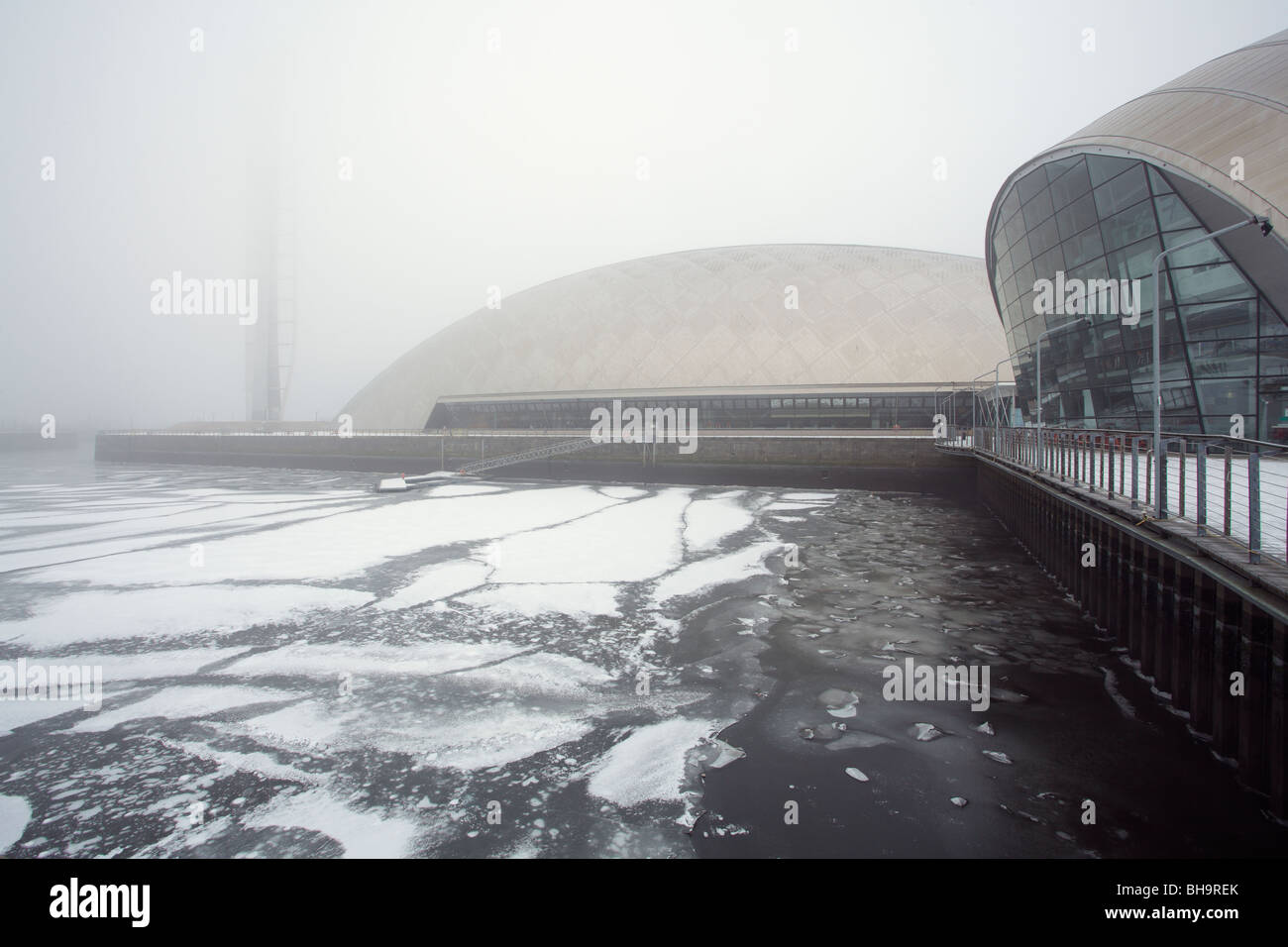 Glasgow Tower, Science Center e IMAX in nebbia presso il bacino di inscatolatura congelato sul fiume Clyde, Pacific Quay, Glasgow, Scozia, Regno Unito Foto Stock
