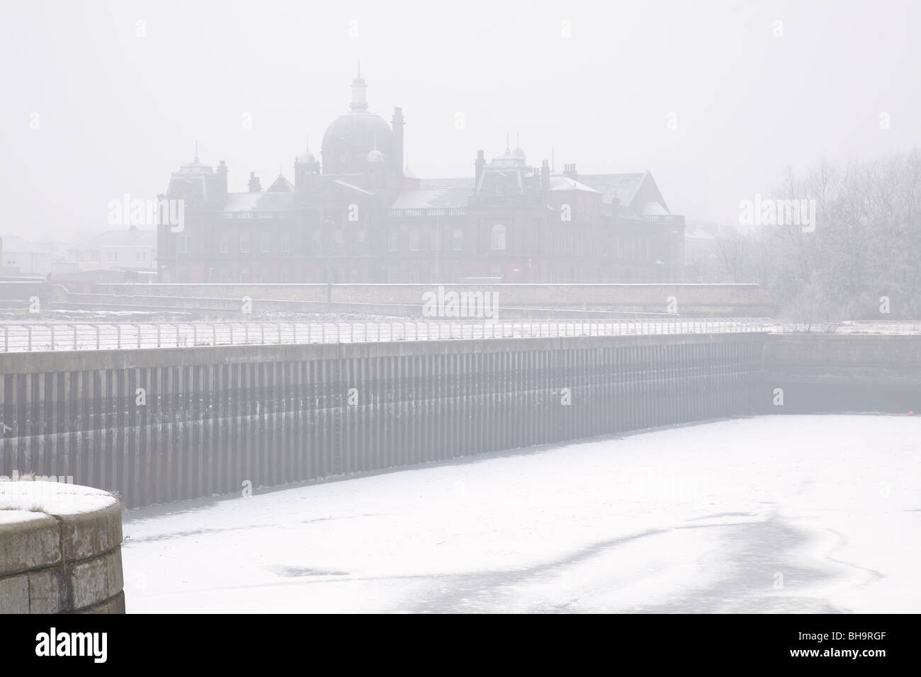 Govan Municipio nella nebbia accanto al congelati bacino canting, fiume Clyde al Pacific Quay, Glasgow, Scotland, Regno Unito Foto Stock