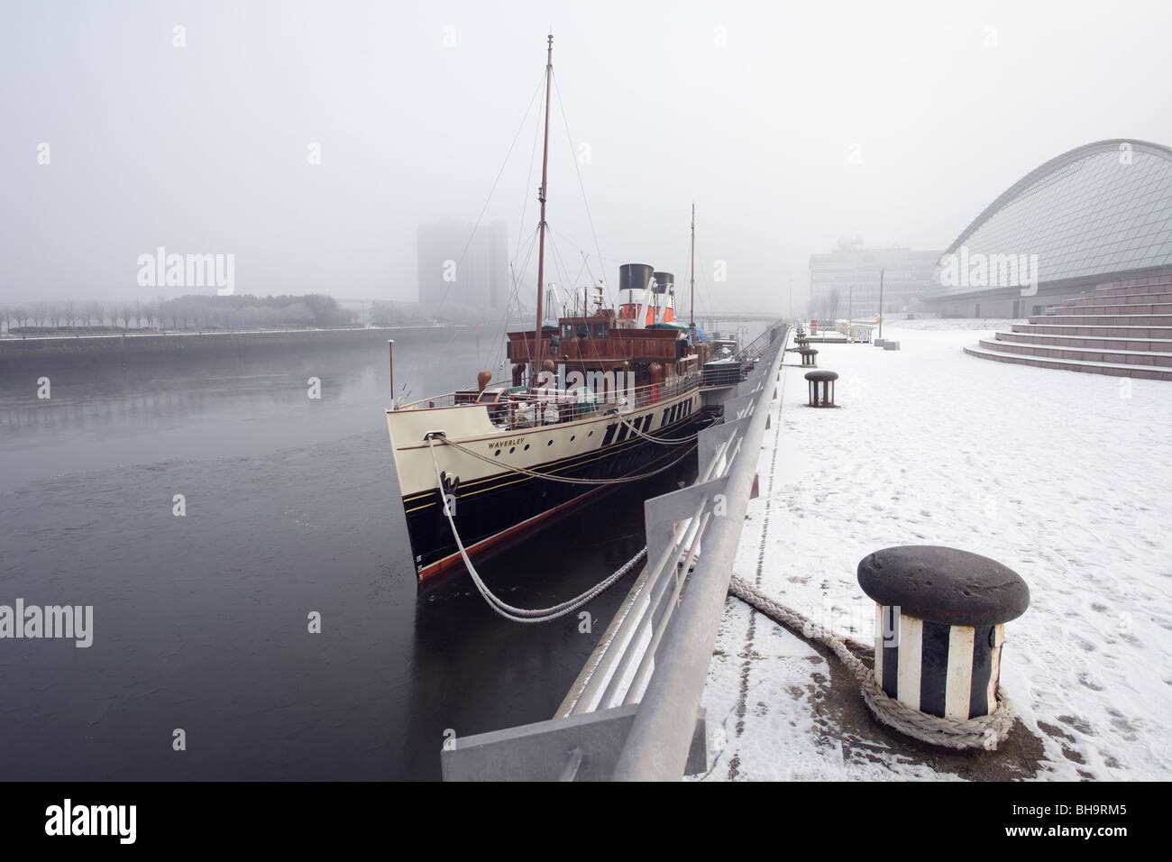 Waverley Paddle Steamer ormeggiato nella neve invernale sul fiume Clyde, Pacific Quay, Glasgow, Scozia, Regno Unito Foto Stock