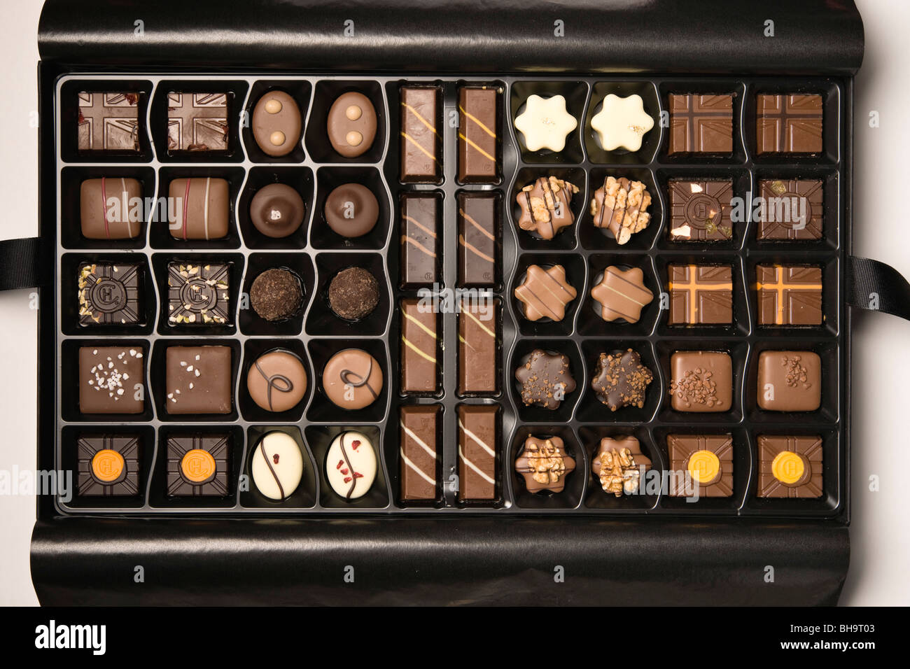 Hotel di lusso di cioccolato fatto a mano cioccolatini in UK (2009 Christmas Selection) che mostra il logo HC timbro Foto Stock