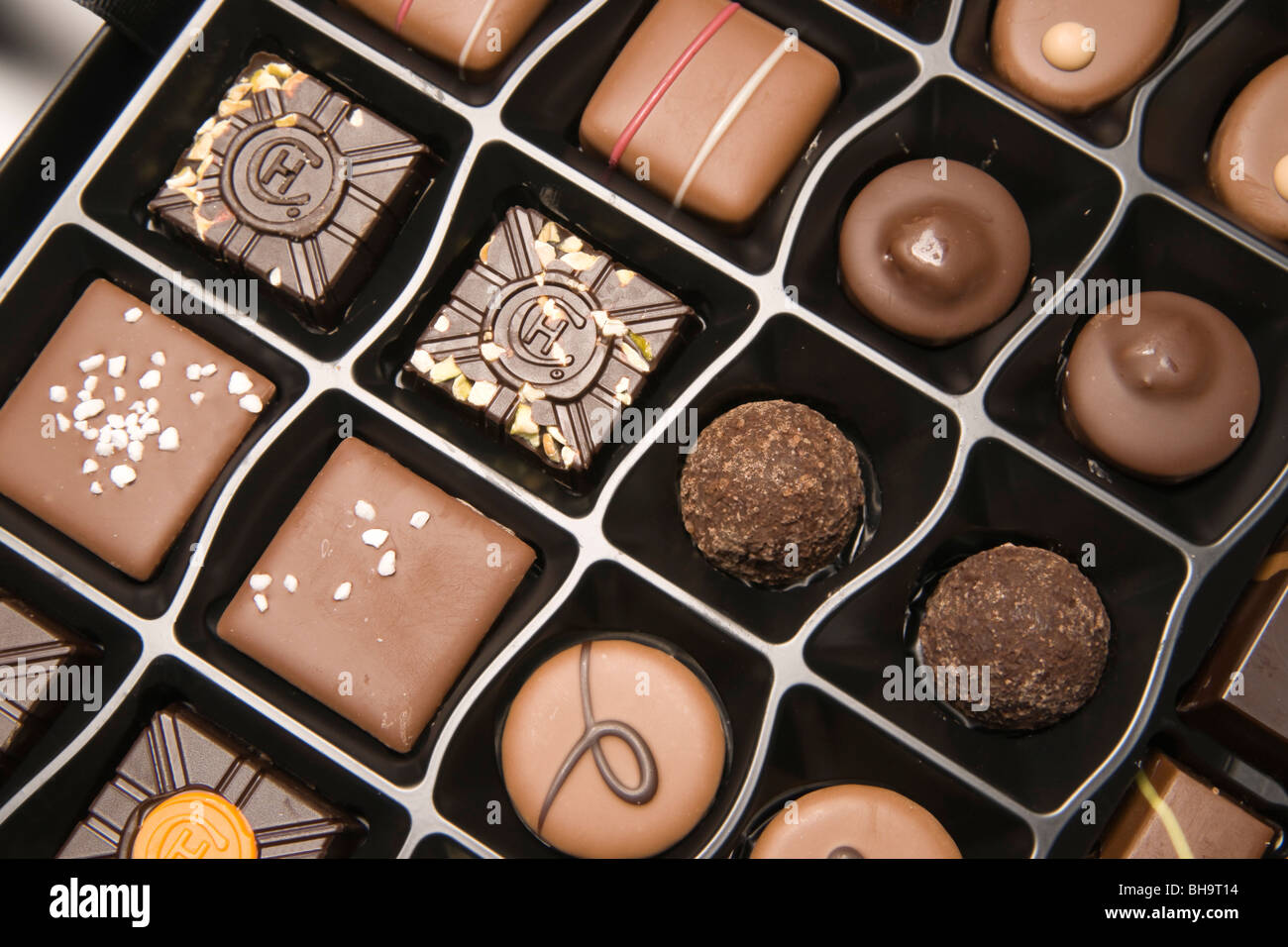 Hotel di lusso di cioccolato fatto a mano cioccolatini in UK (una selezione di Natale) che mostra il logo HC timbro Foto Stock