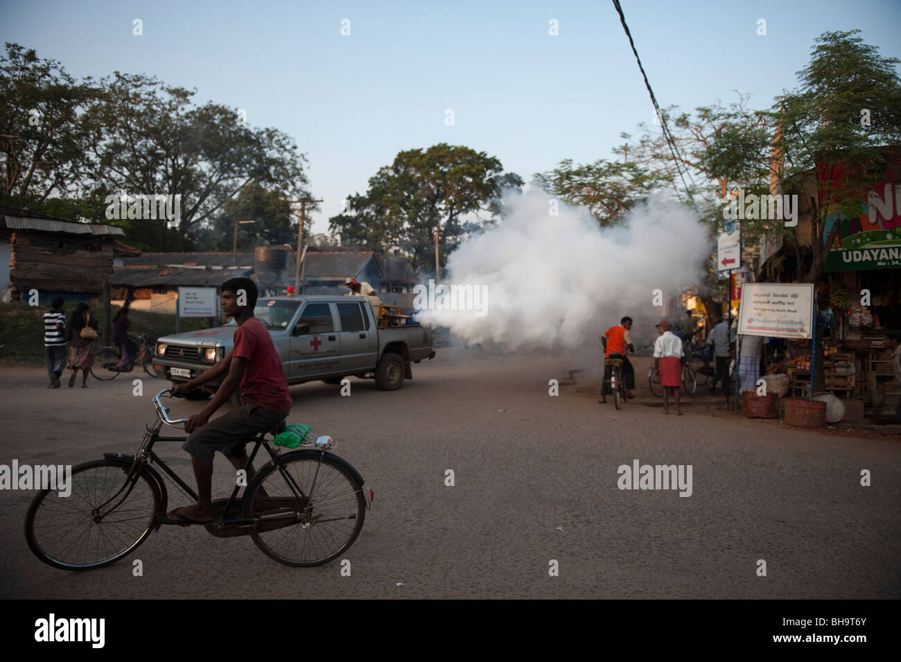 Dengue e Malaria prevenzione zanzara di spruzzatura killer nelle strade dello Sri Lanka asia Foto Stock