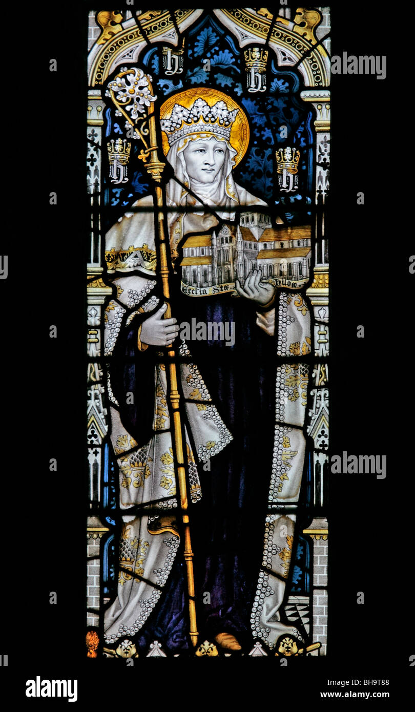 Una vetrata di C e Kempe raffigurante Saint Hilda, fondatore della Whitby Abbey, St Hilda's Church, Beadlam, North Yorkshire Foto Stock