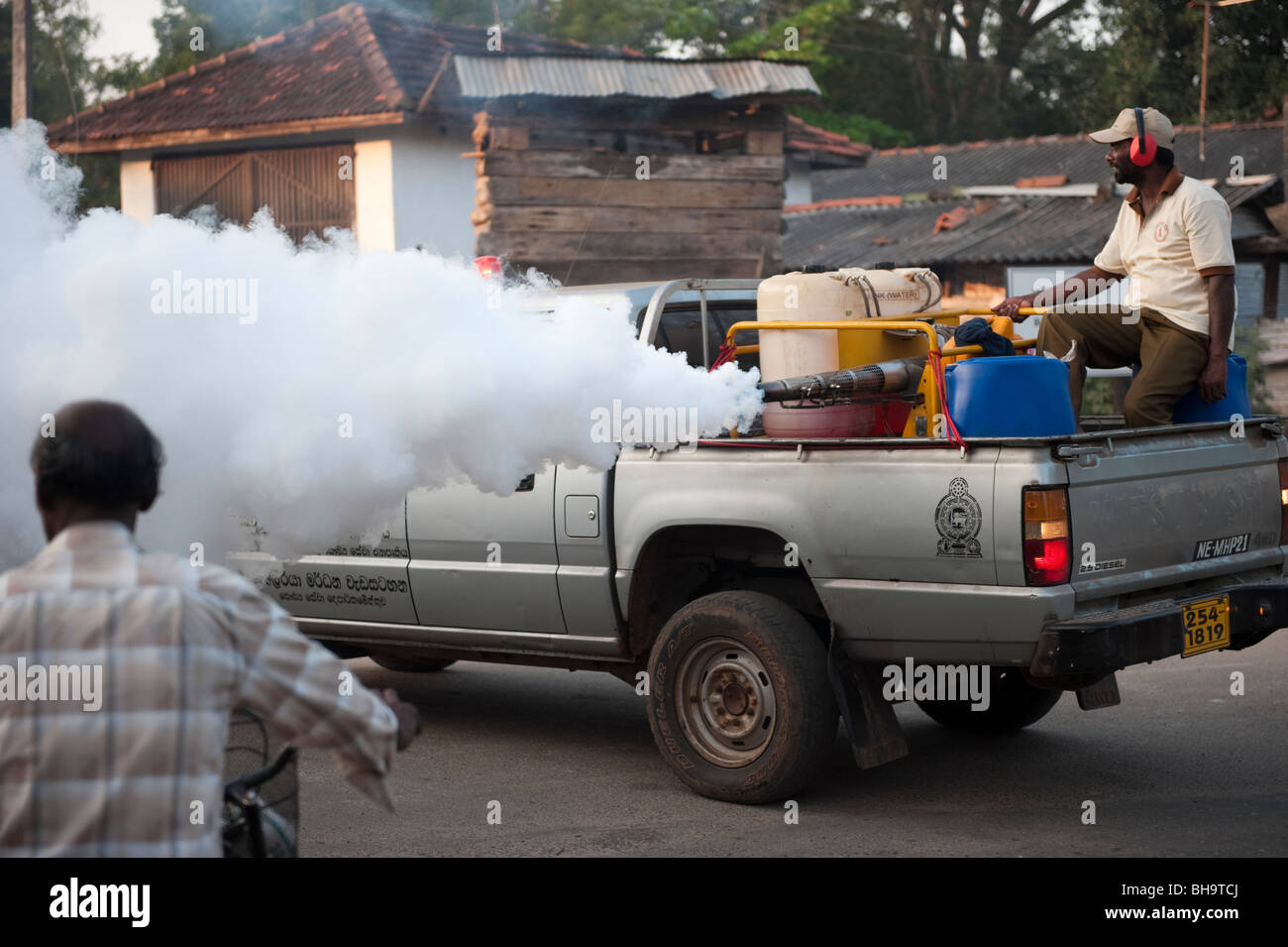 Dengue e Malaria prevenzione zanzara di spruzzatura killer nelle strade dello Sri Lanka asia Foto Stock