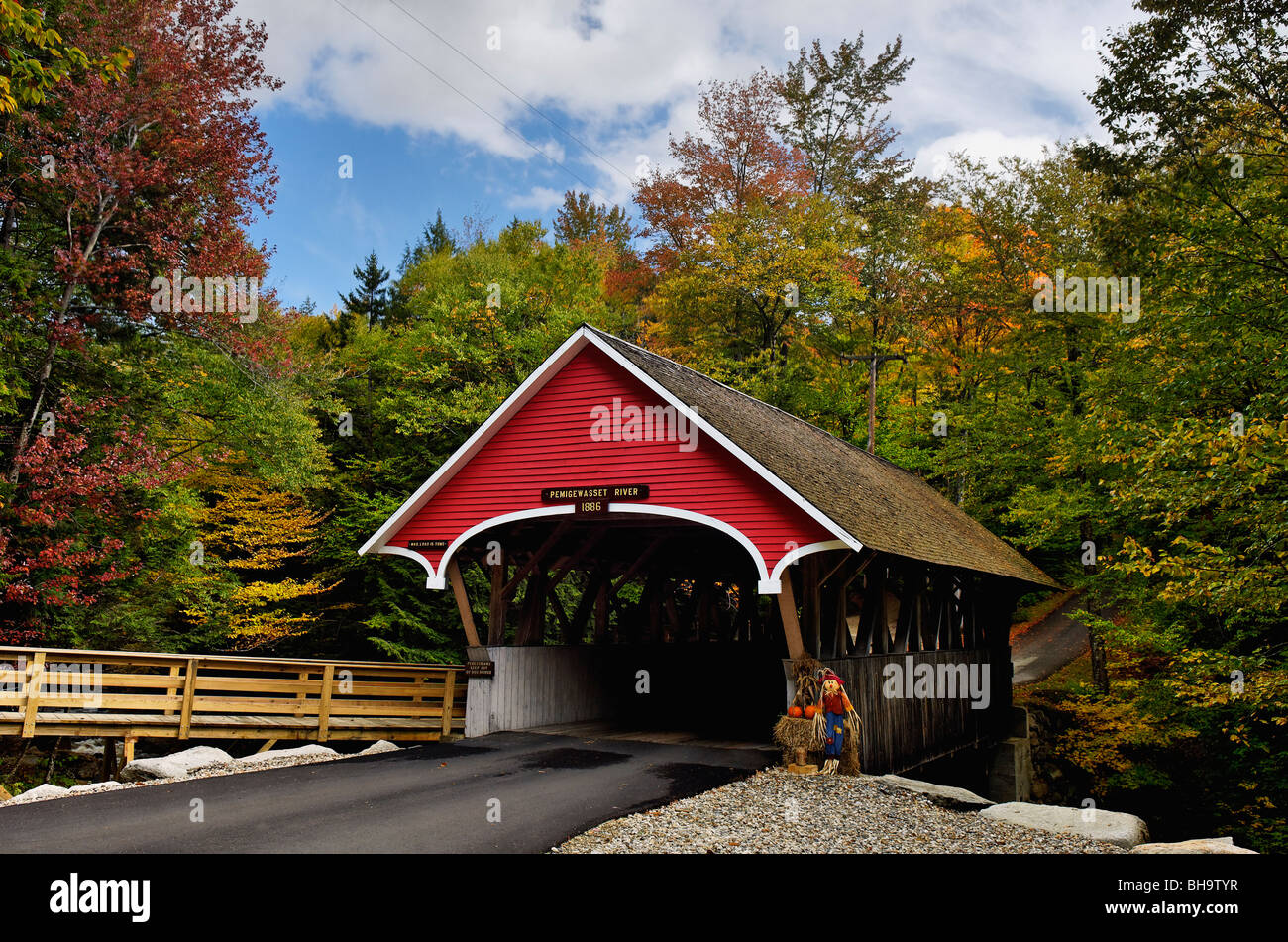 Flume Bridge e Colore di autunno in Franconia Notch State Park in Grafton County, New Hampshire Foto Stock