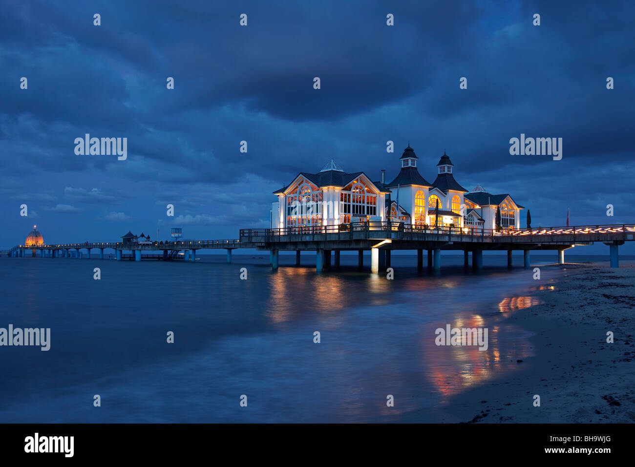 Ristorante sul Molo di Sellin, Isola di Ruegen al crepuscolo, Meclemburgo-Pomerania, Germania Foto Stock
