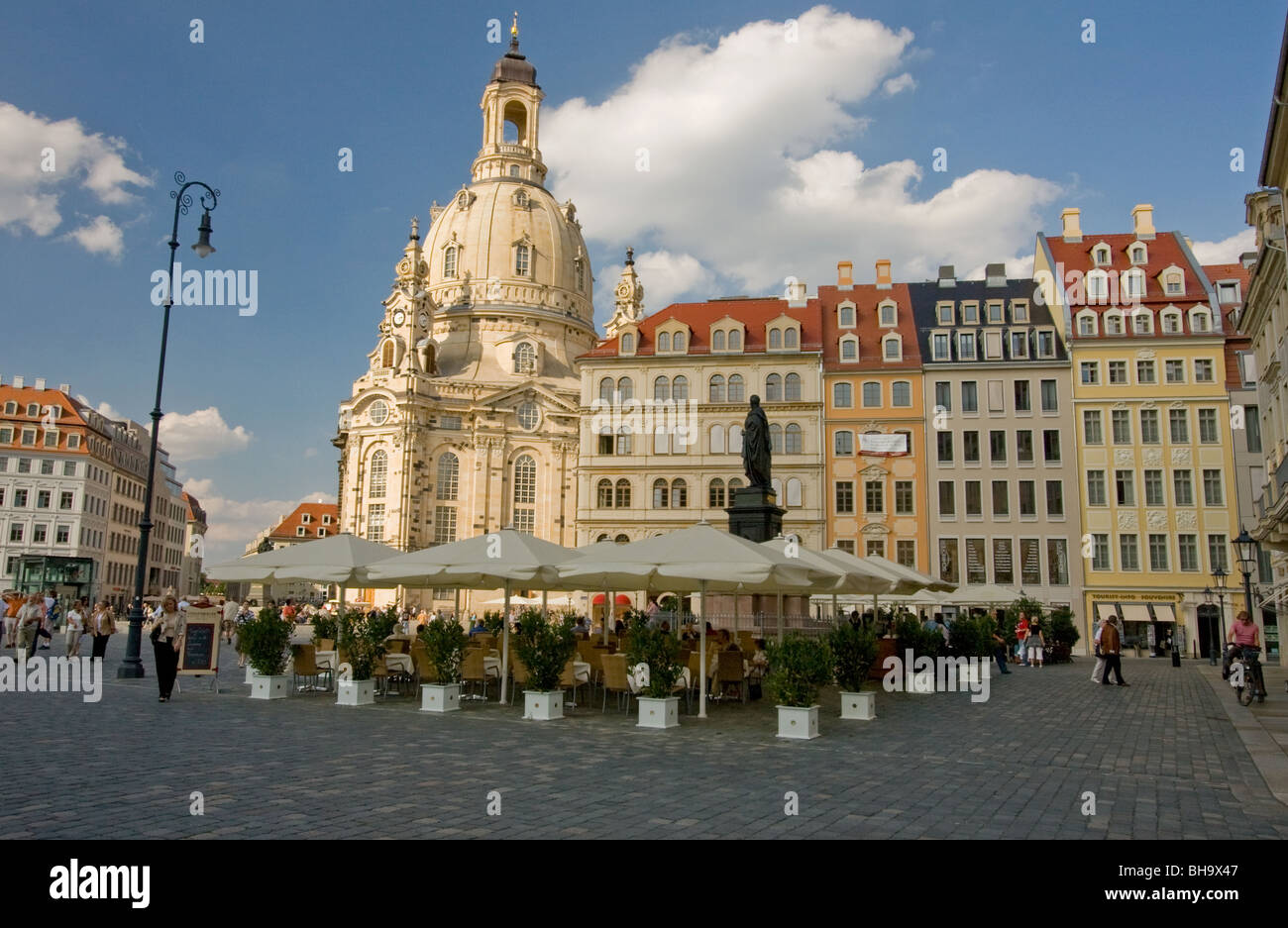 Il Neumarkt a Dresda con il Dom in background e una street cafe in primo piano Foto Stock