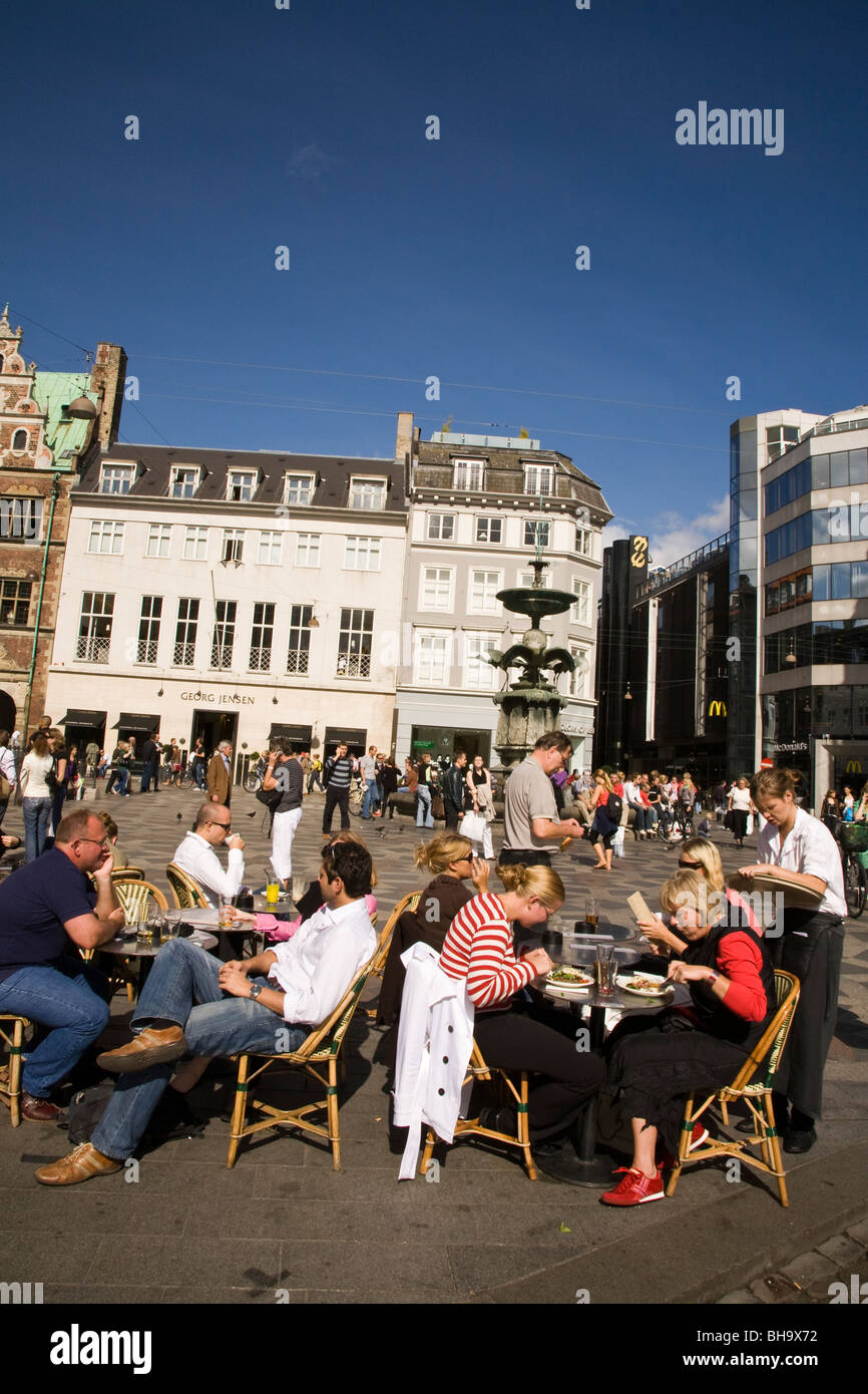 Amagertorv è una trafficata piazza sulla Stroget Copenhagen popolare solo pedonale shopping street Copenhagen DANIMARCA Foto Stock