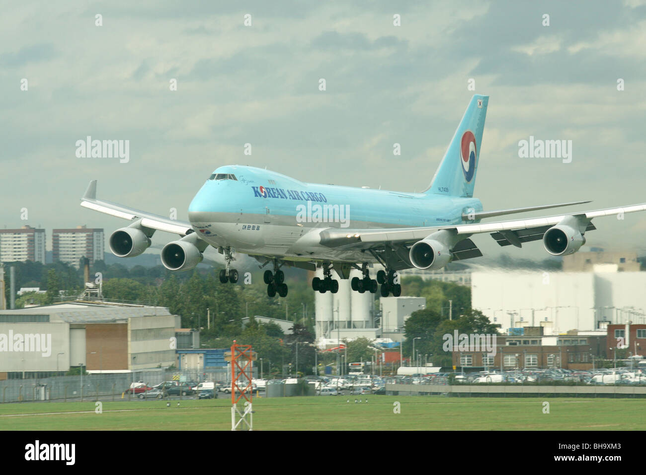 Korean Air Cargo 747, jumbo jet, atterrando all'aeroporto di Heathrow. Foto Stock