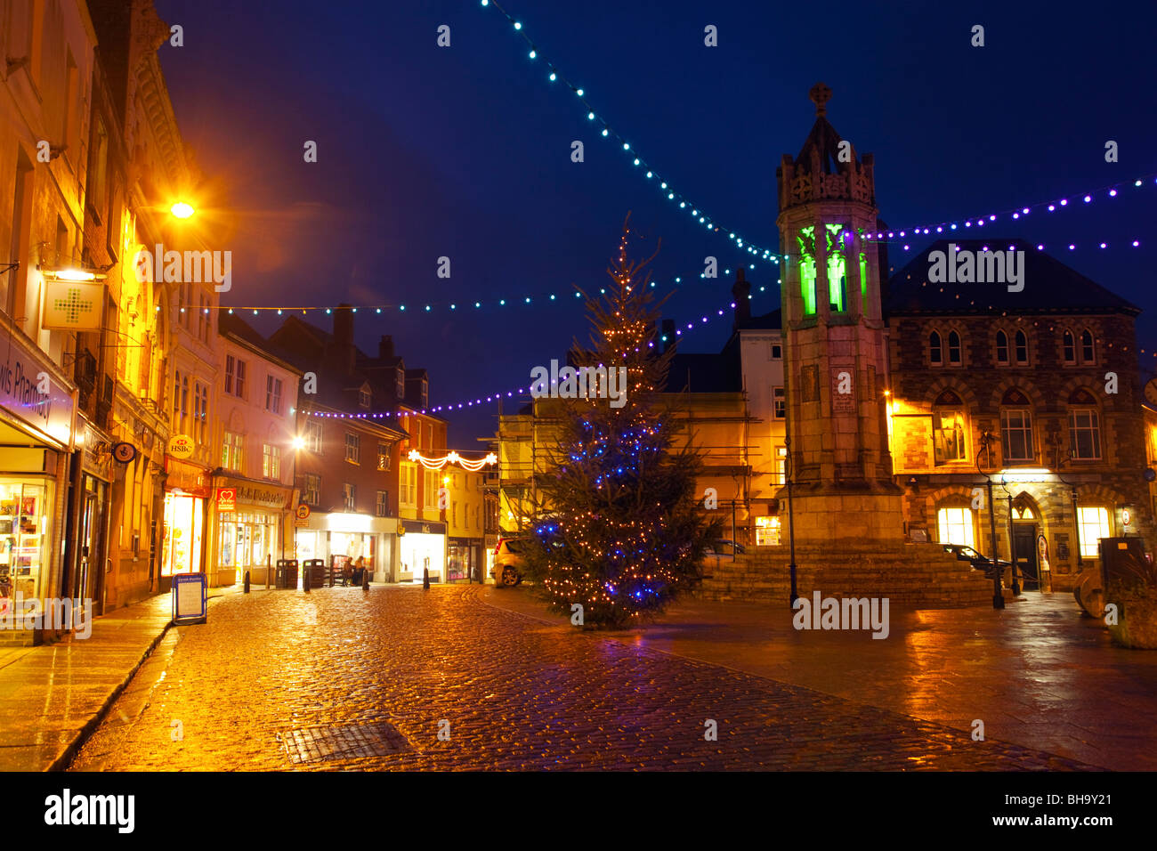 Launceston centro città di notte; Natale; Cornovaglia Foto Stock
