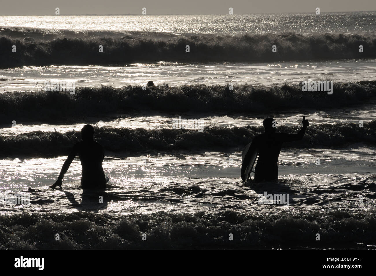 Surfers voce fuori per forme d'onda Foto Stock