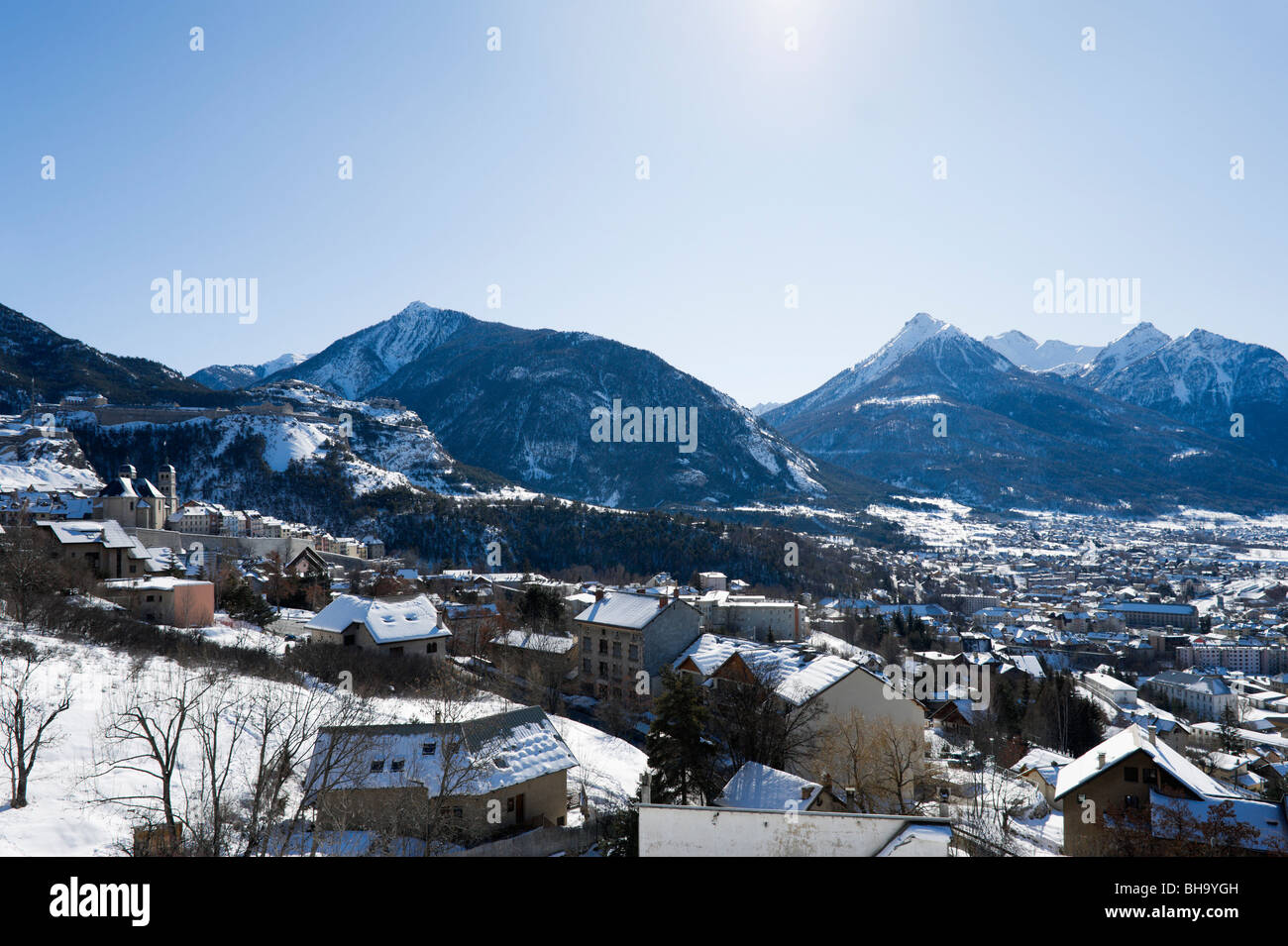 Vista sul centro della città di Briancon, Serre Chevalier, Hautes Alpes, Francia Foto Stock