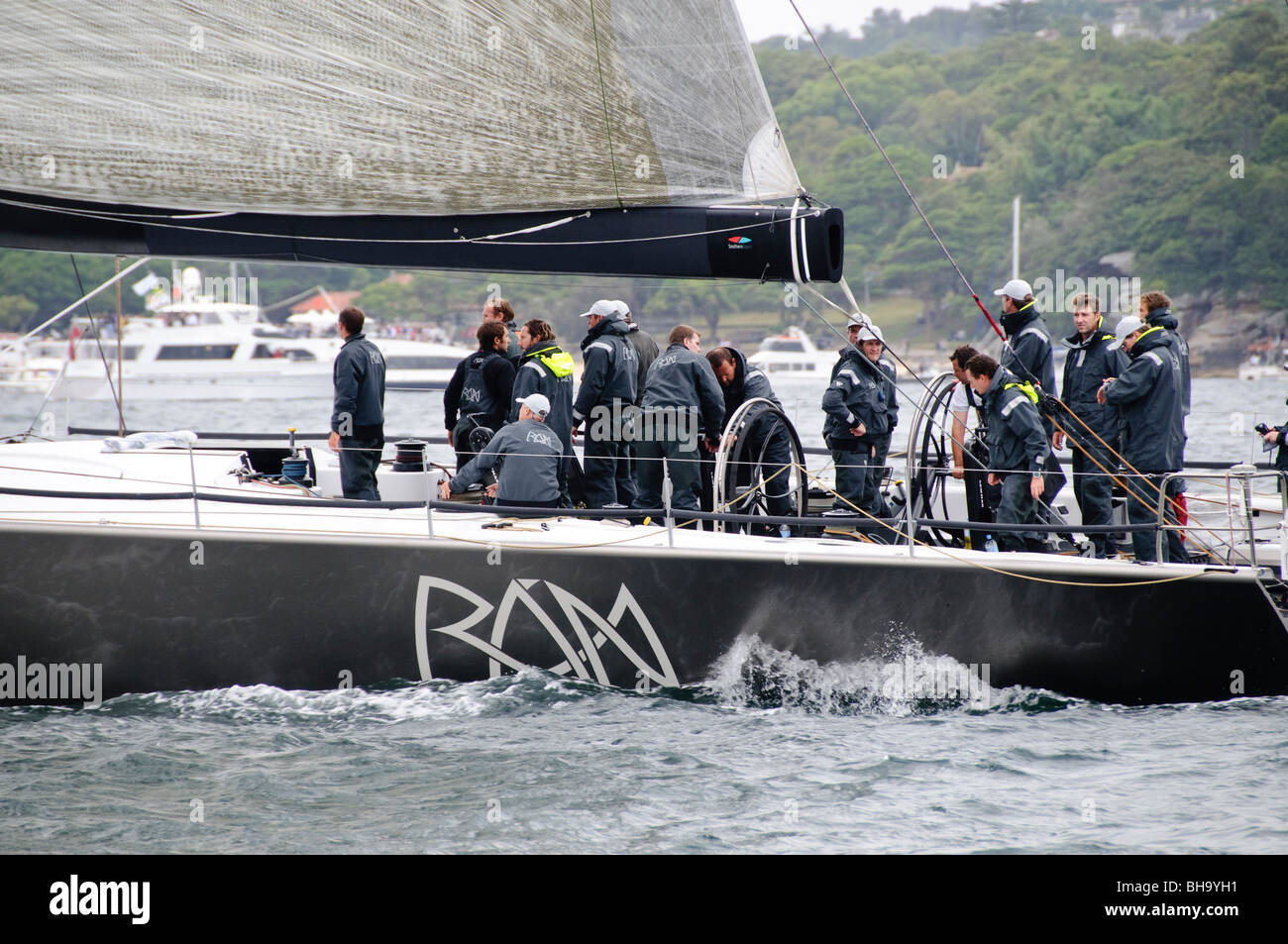 Da Sydney a Hobart Yacht Race Sydney Australia | SYDNEY, Australia - l'equipaggio a bordo di Ran, con lo skipper di Niklas Zennstrom e Tim Powell, lavora sulle ruote gemelle e sui piedistalli di rettifica mentre lo yacht sgombra dal porto di Sydney nel 2009 da Rolex Sydney a Hobart Yacht Race. Ran avrebbe continuato a finire quinto in linea dopo il passaggio di 628 miglia nautiche a sud verso la Tasmania. Foto Stock