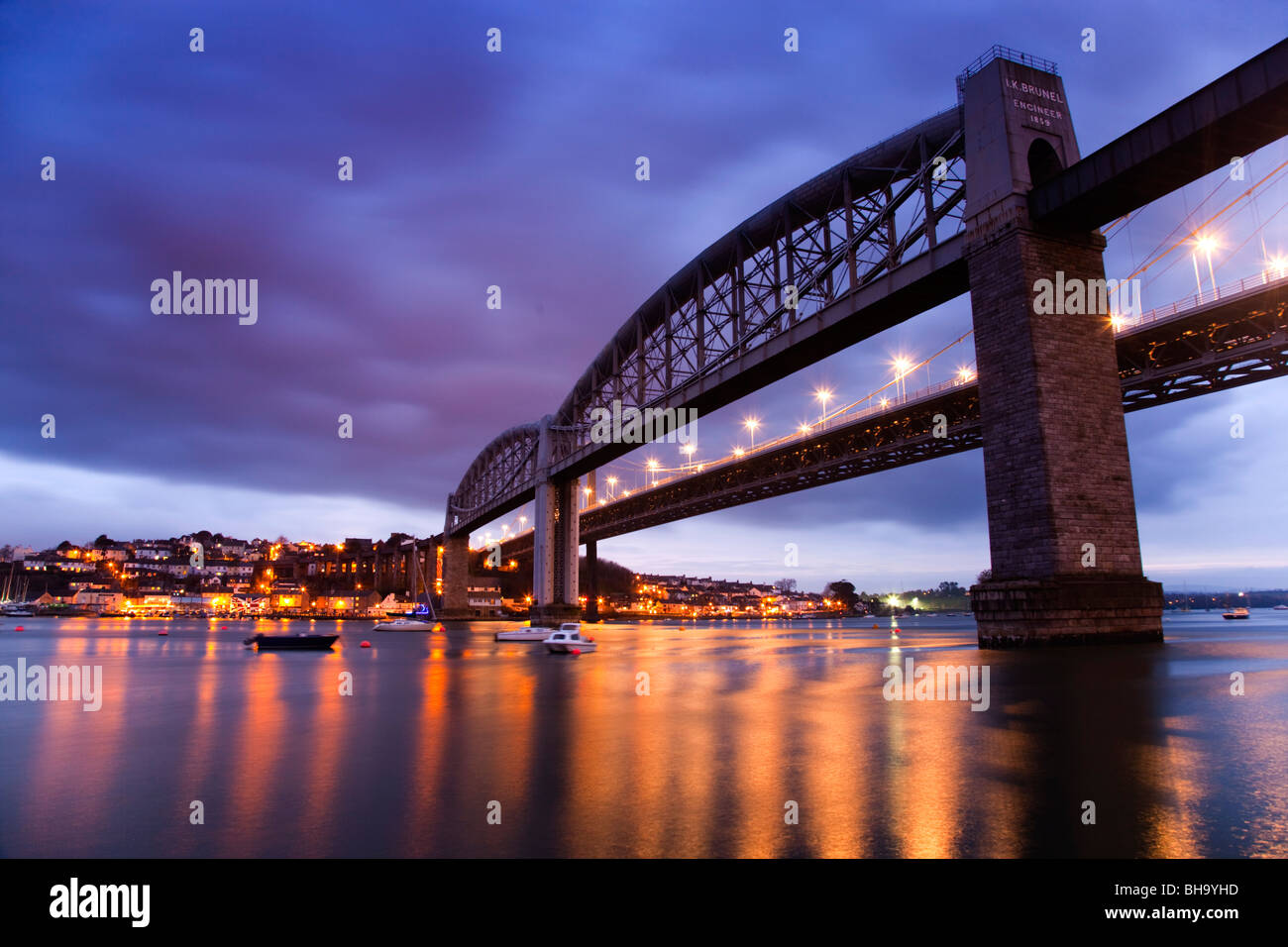 Tamar ponti; da Plymouth cercando di fronte a Saltash; ferrovia alla strada di sinistra a destra Foto Stock