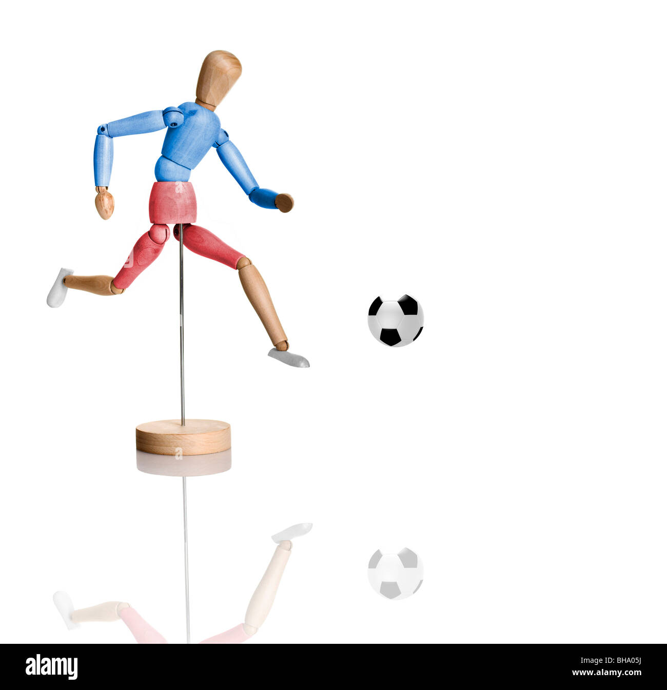 Colorato giocattolo di legno a giocare a calcio - isolato su bianco con la riflessione Foto Stock