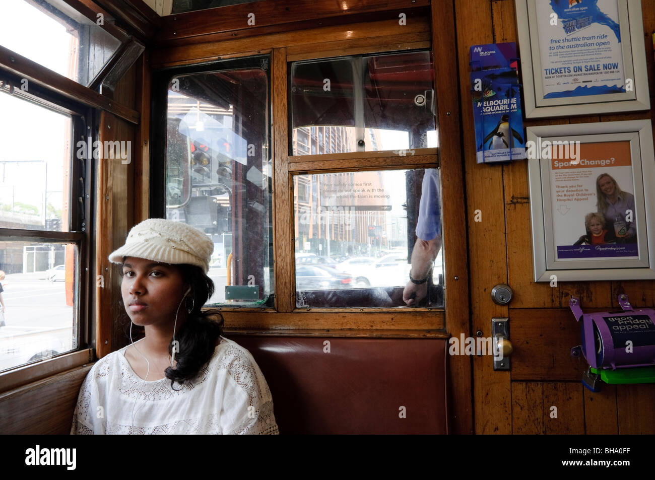 Femmina passeggero tram Foto Stock