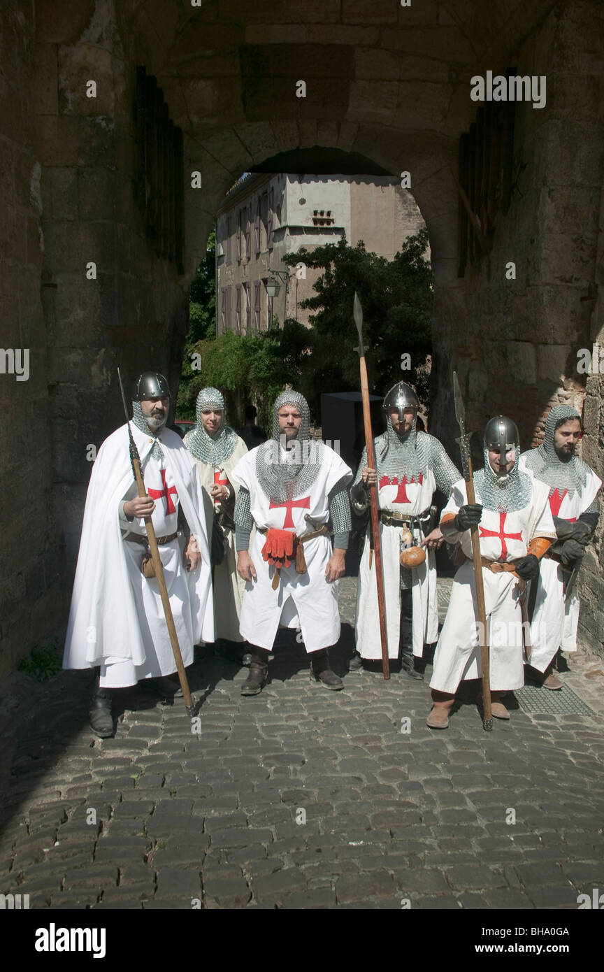 Festa medievale il 14 luglio in Cordes-sur-Ciel, Tarn, Francia Cavalieri templari Foto Stock