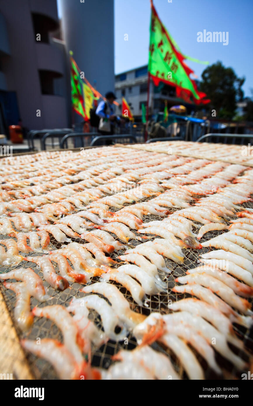 Una cattura di gamberetti che è aria essiccata a porto di pesca in Cheung Chau, Hong Kong Foto Stock