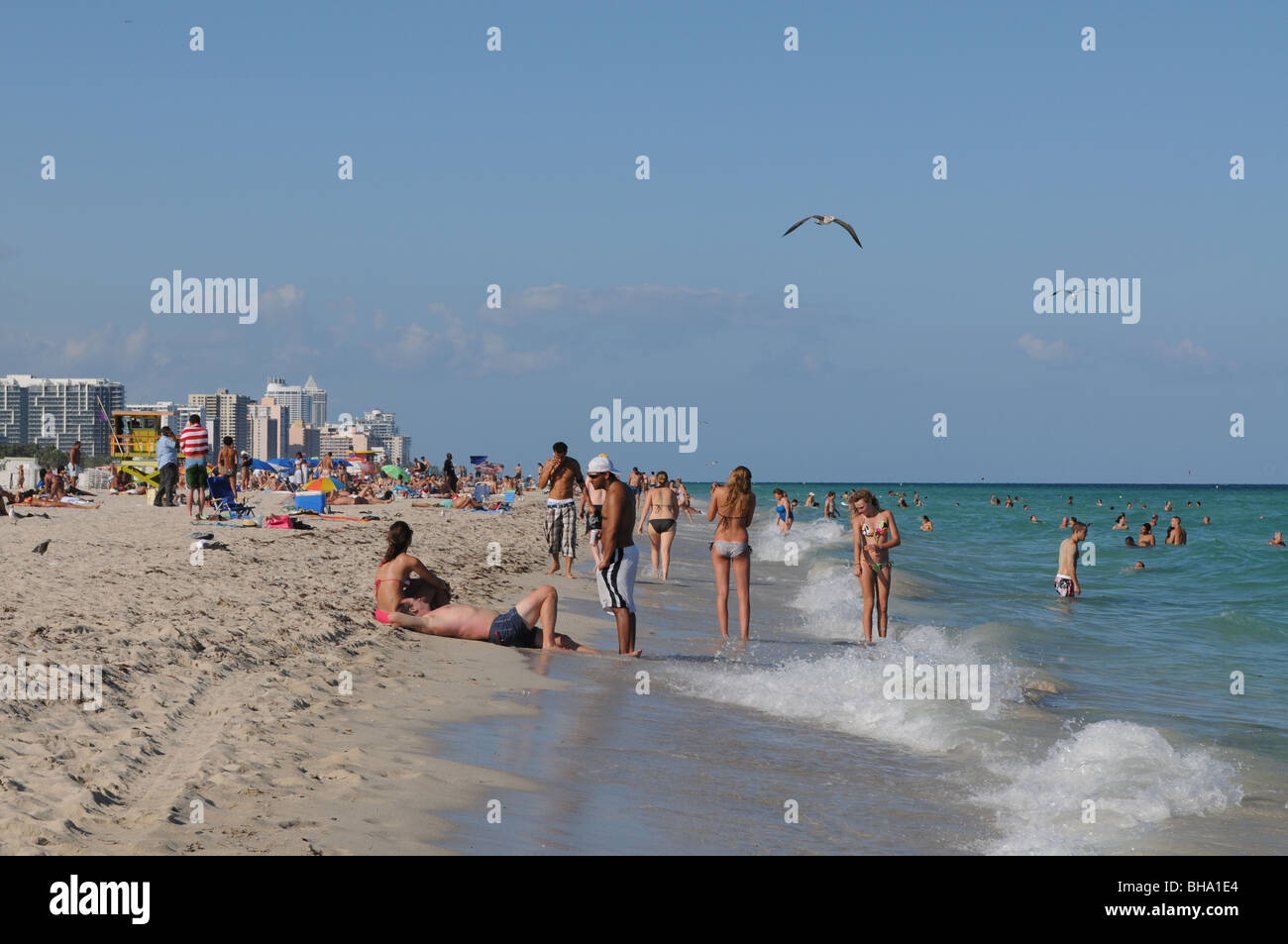 Le persone che si godono il sole, sabbia e calde acque dell'oceano della splendida South Beach Miami Beach in Florida. Foto Stock