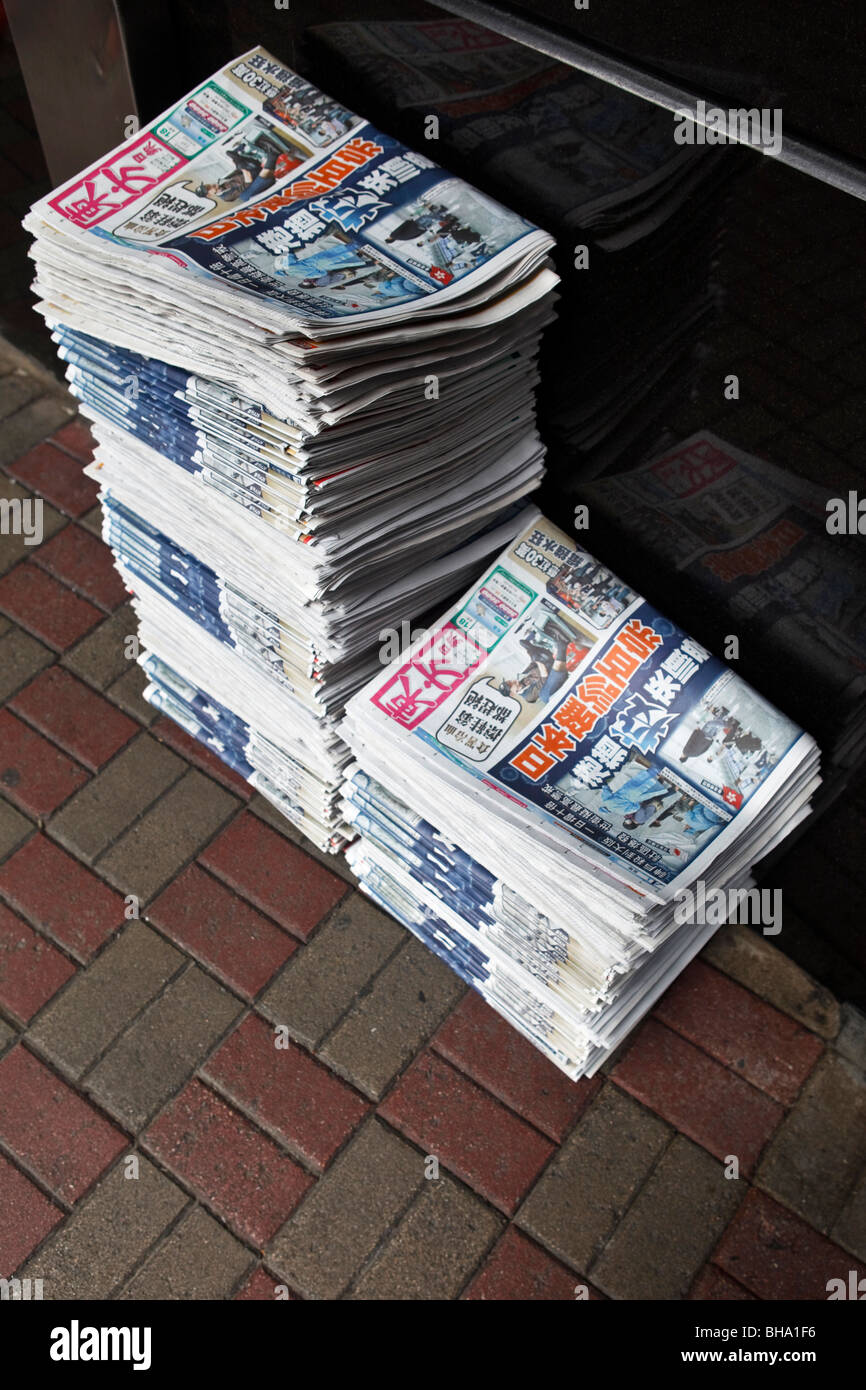 Un mucchio di giornali come parte di consegna e distribuzione di quotidiani in Hong Kong. Foto Stock