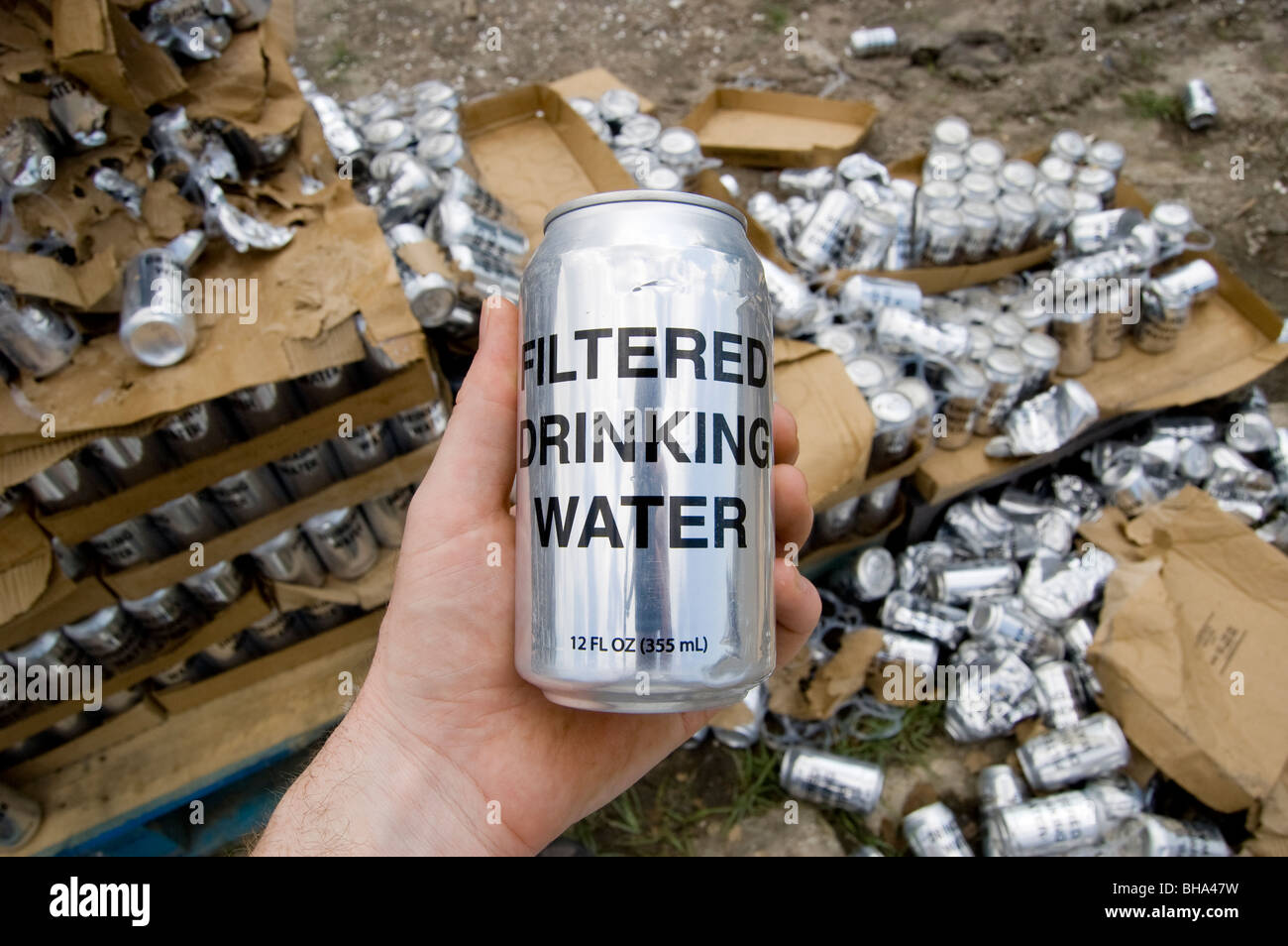 Le lattine di acqua sono stati forniti gratuitamente in basso nono Ward sezione di New Orleans, 9 mesi dopo l'uragano Katrina. Foto Stock