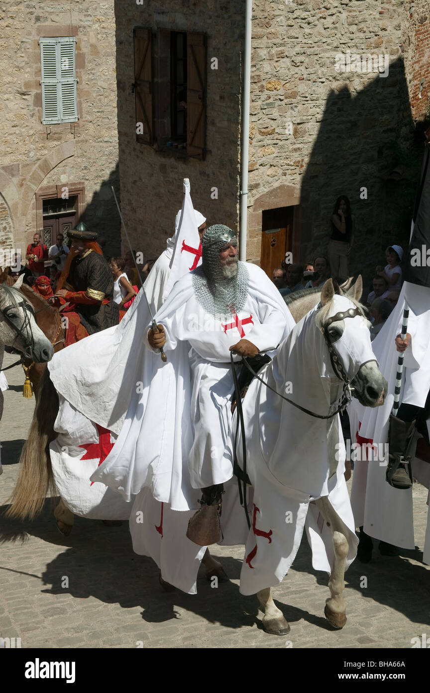 Montato Cavaliere Templare, Festa Medievale il 14 luglio in Cordes-sur-Ciel, Tarn, Francia Foto Stock