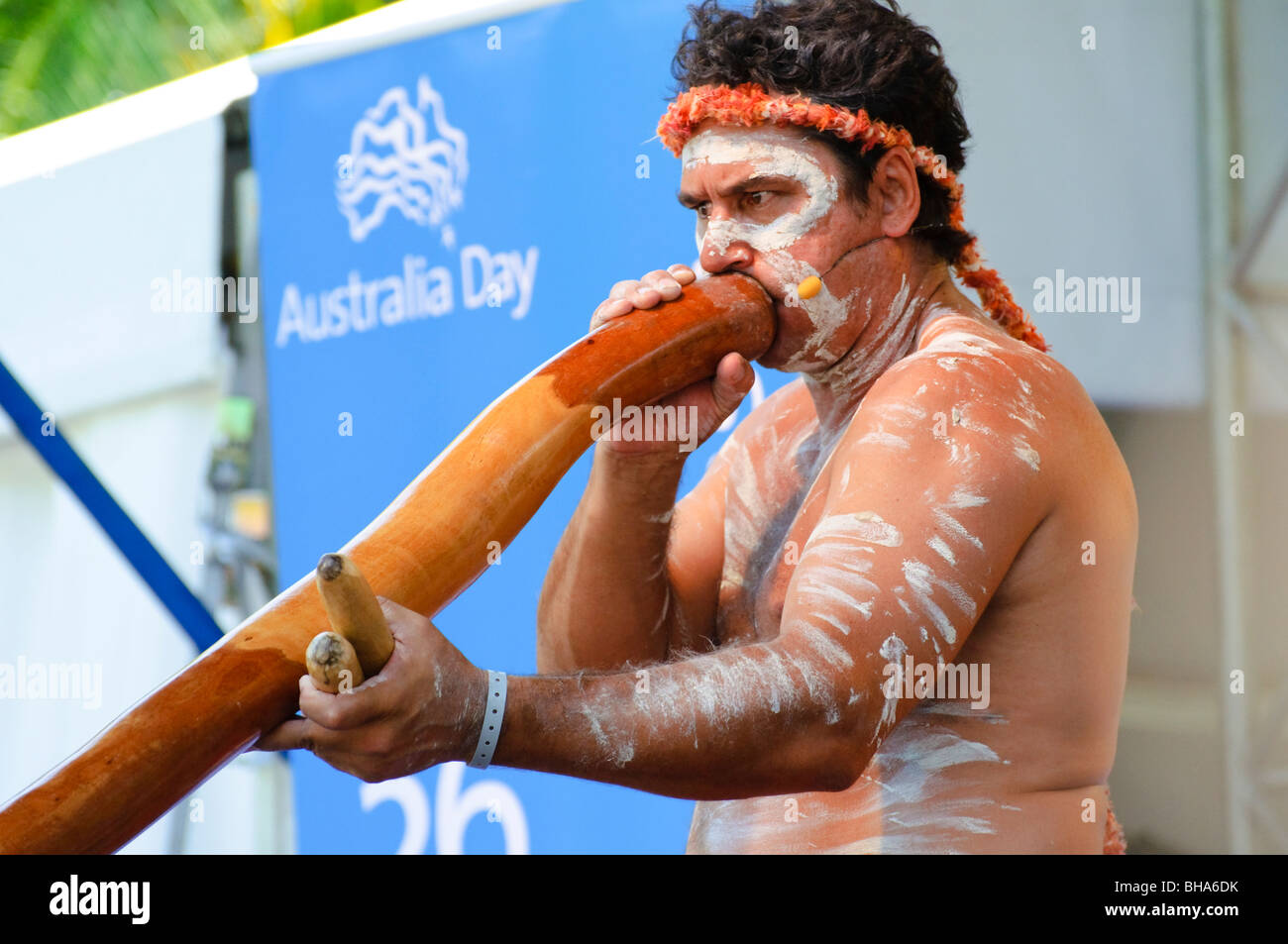 Musicista aborigene che suonavano il didgeridoo in corrispondenza di una cittadinanza cerimonia, tenutasi il giorno in Australia. Foto Stock